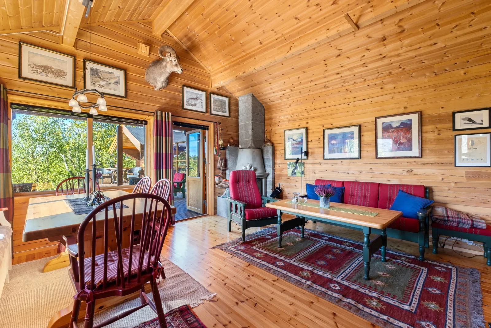 2007 Log Cabin with Sauna and Expansive Terrace in Reinfjellia, Norway - View image 7 of 38