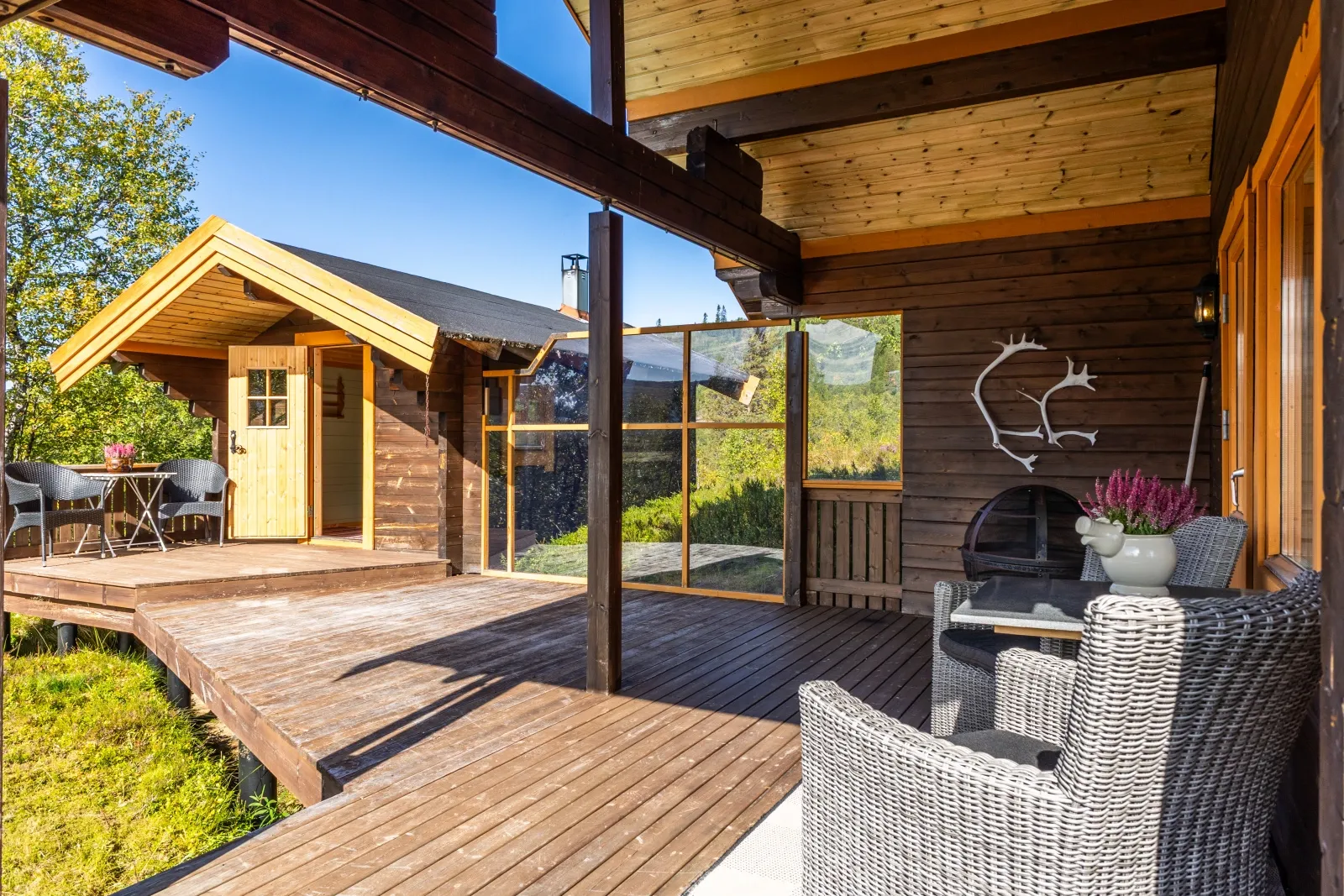 2007 Log Cabin with Sauna and Expansive Terrace in Reinfjellia, Norway - View image 9 of 38