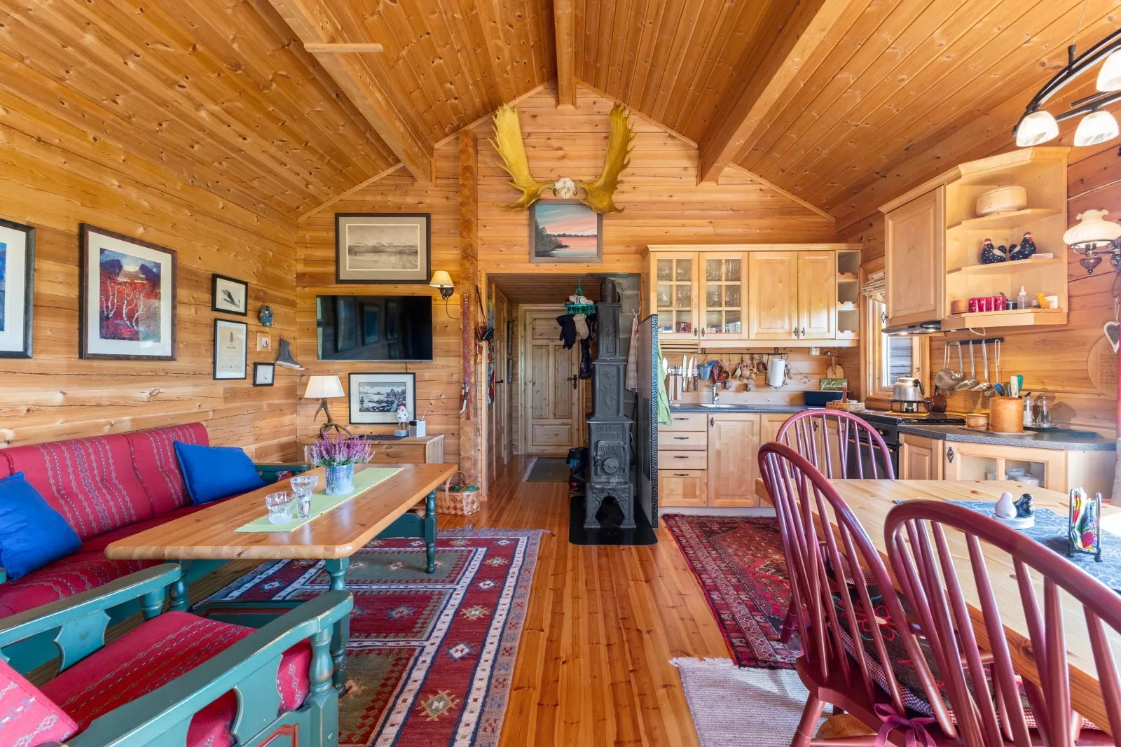 2007 Log Cabin with Sauna and Expansive Terrace in Reinfjellia, Norway - View image 13 of 38