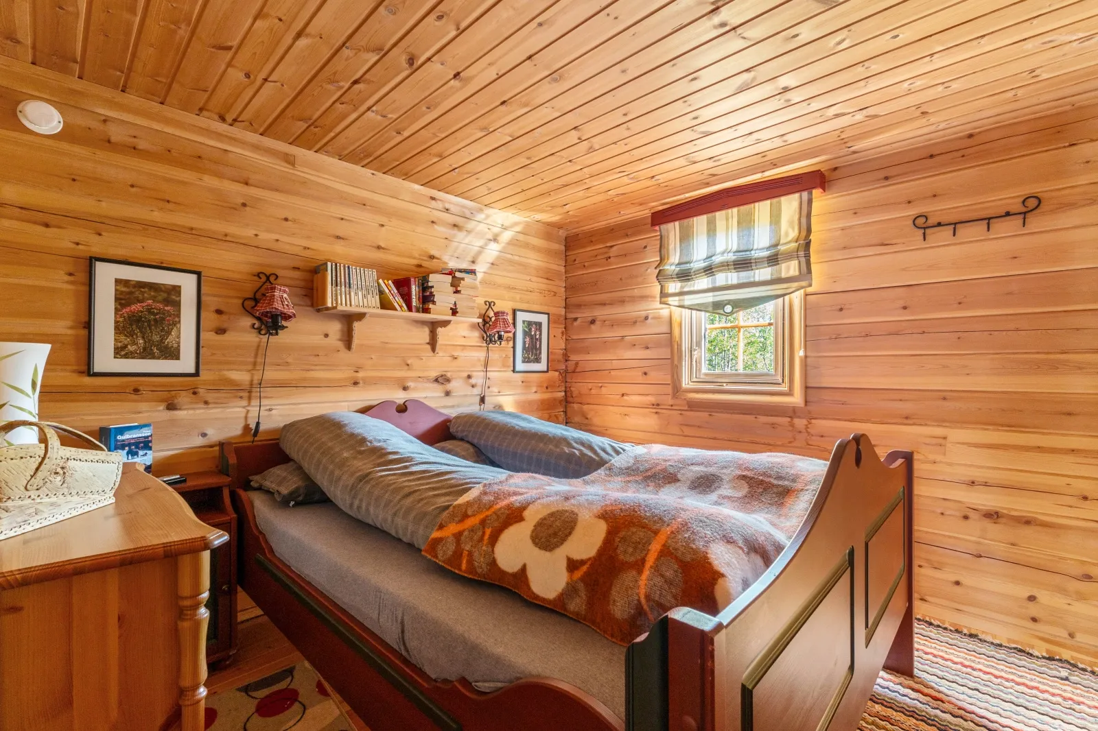 2007 Log Cabin with Sauna and Expansive Terrace in Reinfjellia, Norway - View image 16 of 38