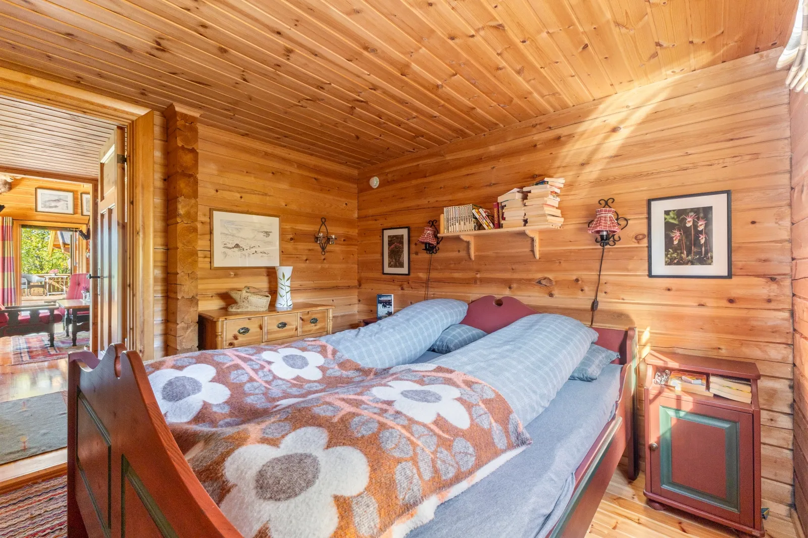 2007 Log Cabin with Sauna and Expansive Terrace in Reinfjellia, Norway - View image 17 of 38