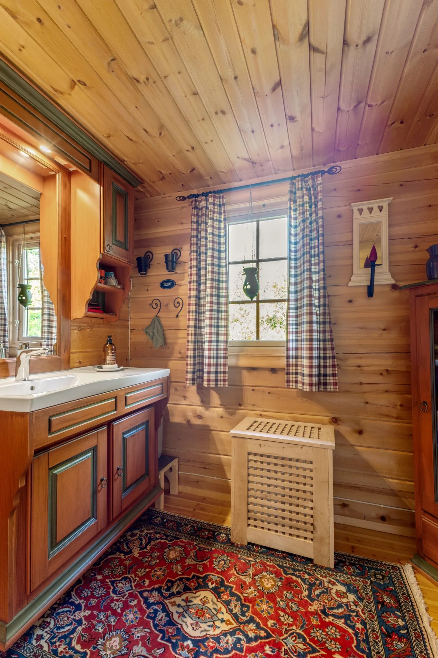 2007 Log Cabin with Sauna and Expansive Terrace in Reinfjellia, Norway - View image 18 of 38