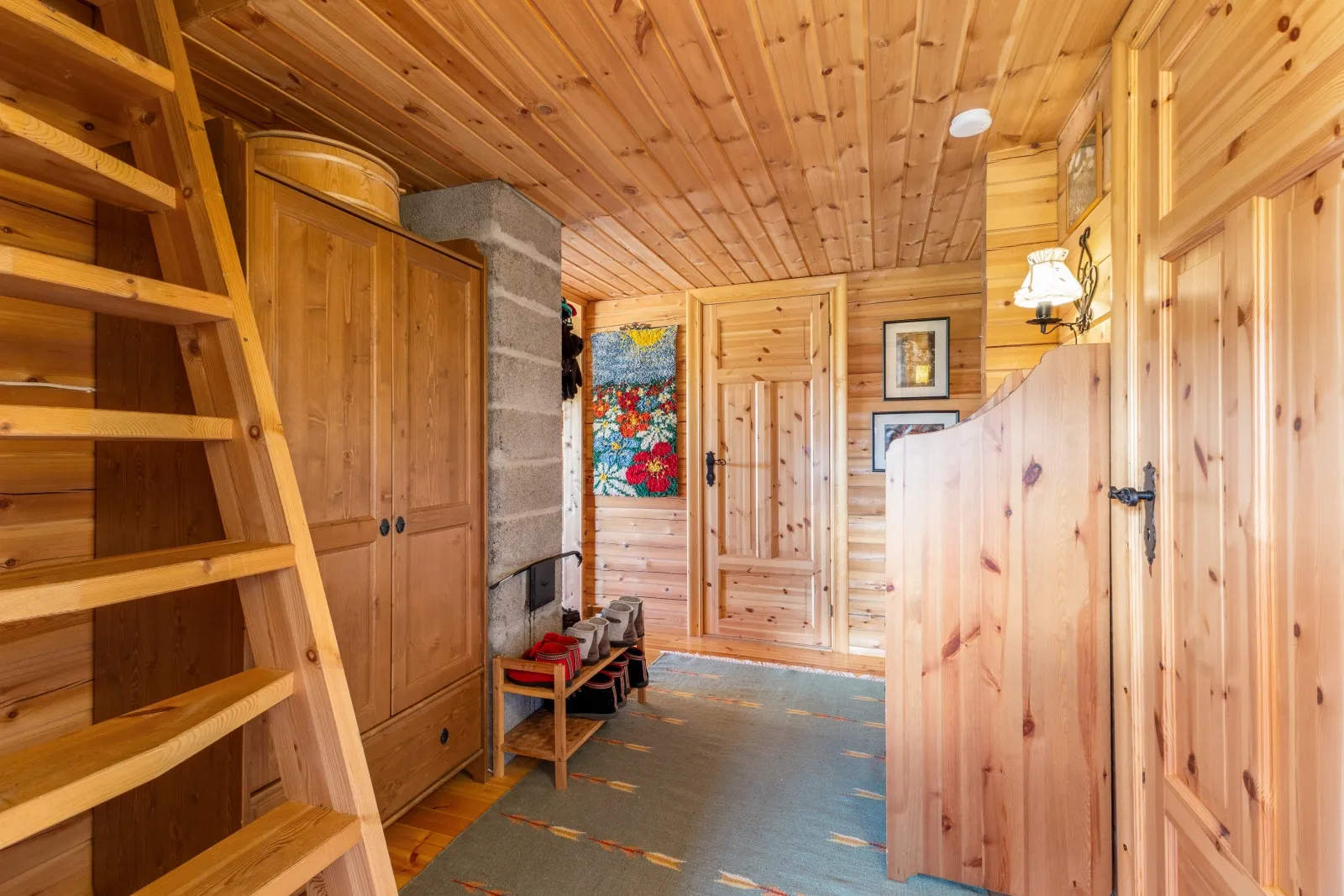 2007 Log Cabin with Sauna and Expansive Terrace in Reinfjellia, Norway - View image 25 of 38