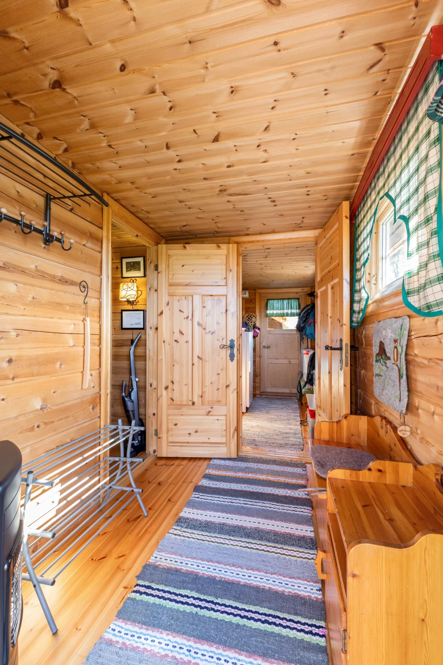 2007 Log Cabin with Sauna and Expansive Terrace in Reinfjellia, Norway - View image 28 of 38