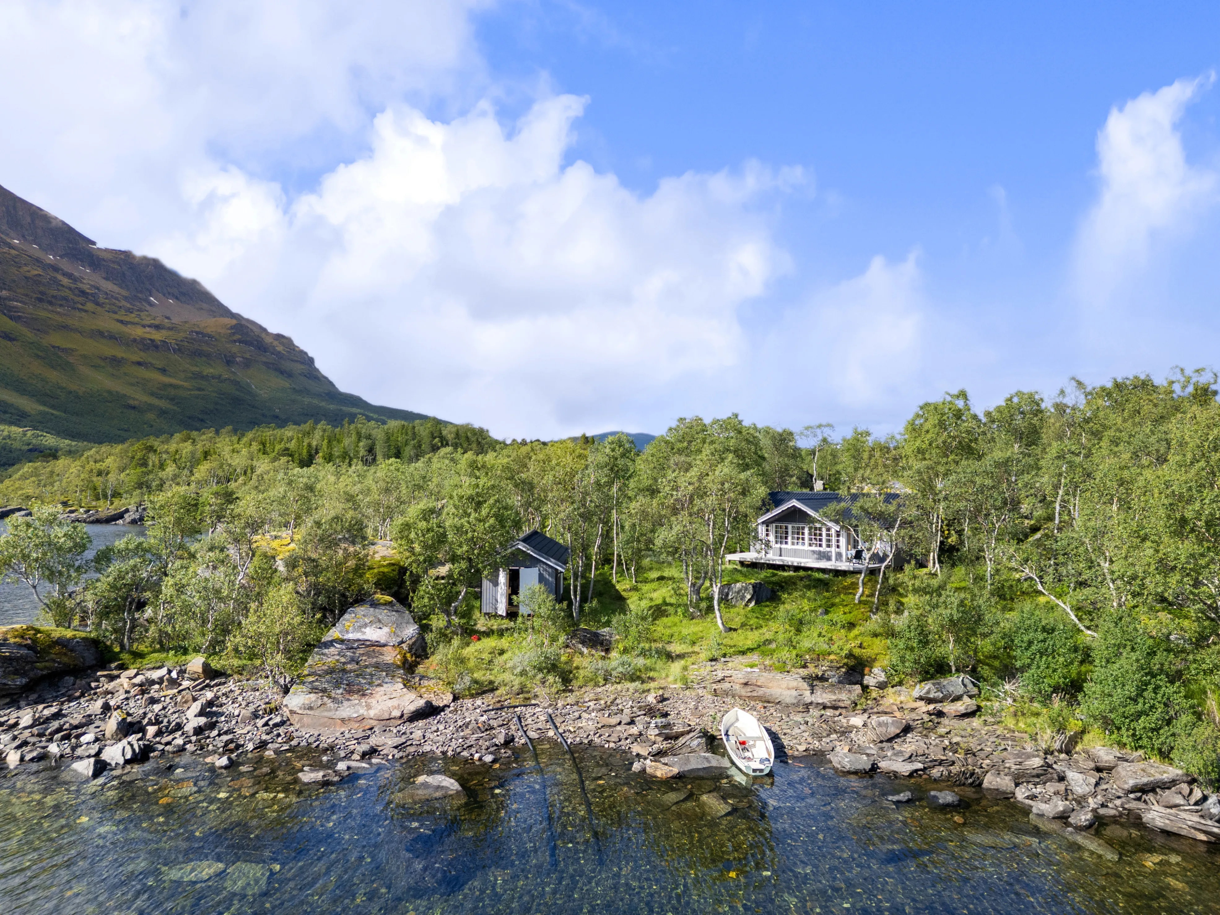 Modern 3-Bedroom Cabin with Lakeside Terrace in Scenic Grovfjord, Norway - Image 2