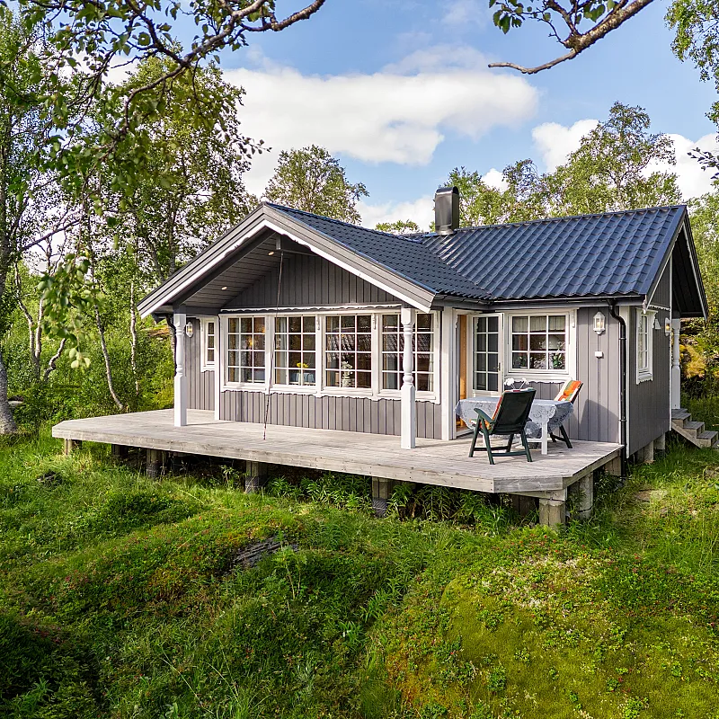 Modern 3-Bedroom Cabin with Lakeside Terrace in Scenic Grovfjord, Norway