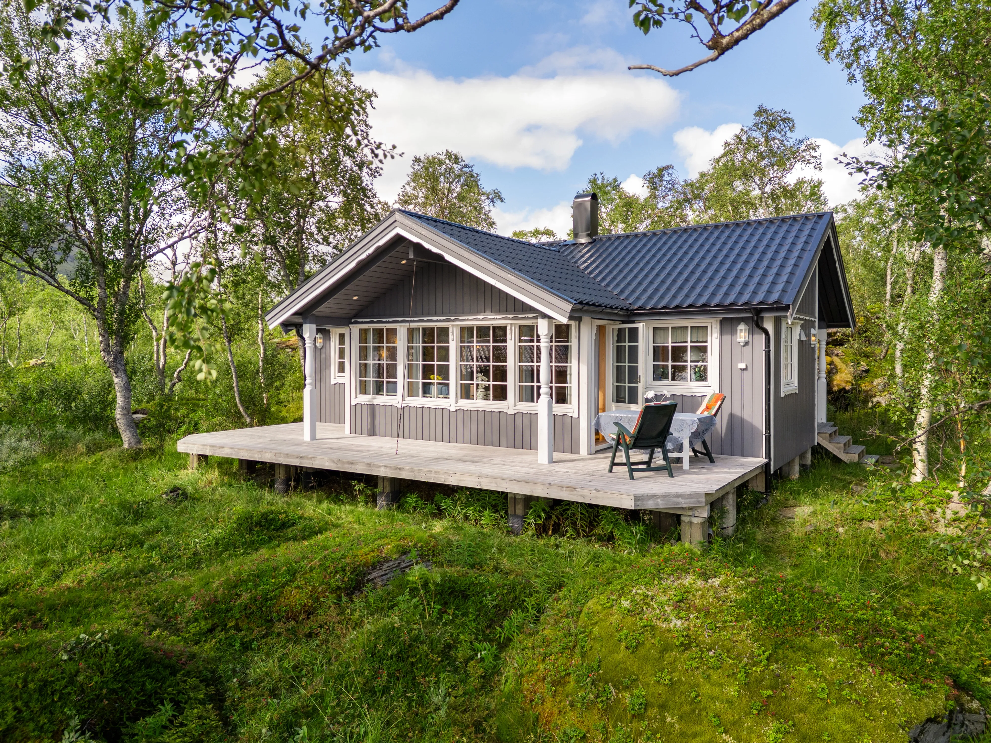 Modern 3-Bedroom Cabin with Lakeside Terrace in Scenic Grovfjord, Norway - Image 1