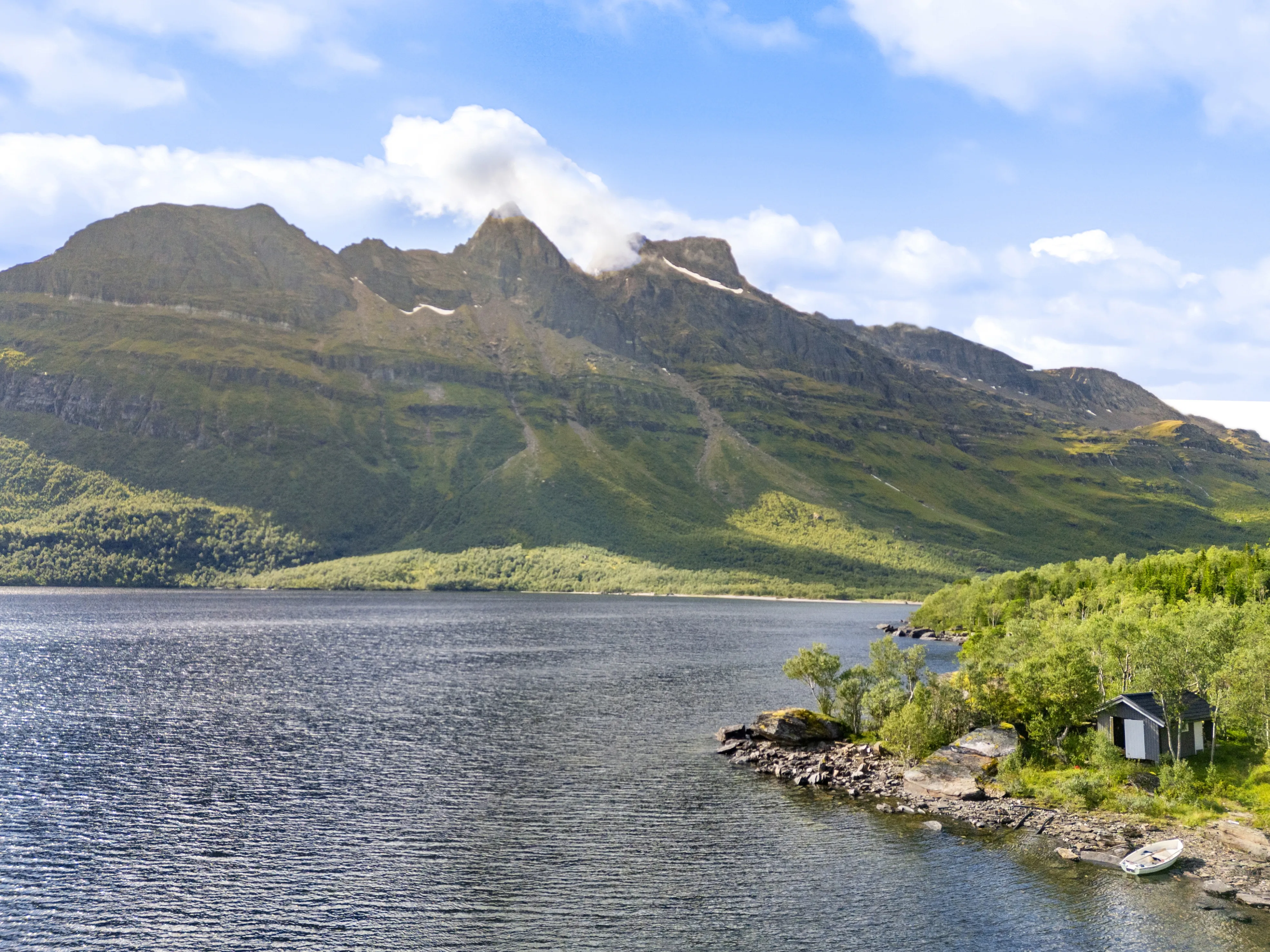 Modern 3-Bedroom Cabin with Lakeside Terrace in Scenic Grovfjord, Norway - Image 3