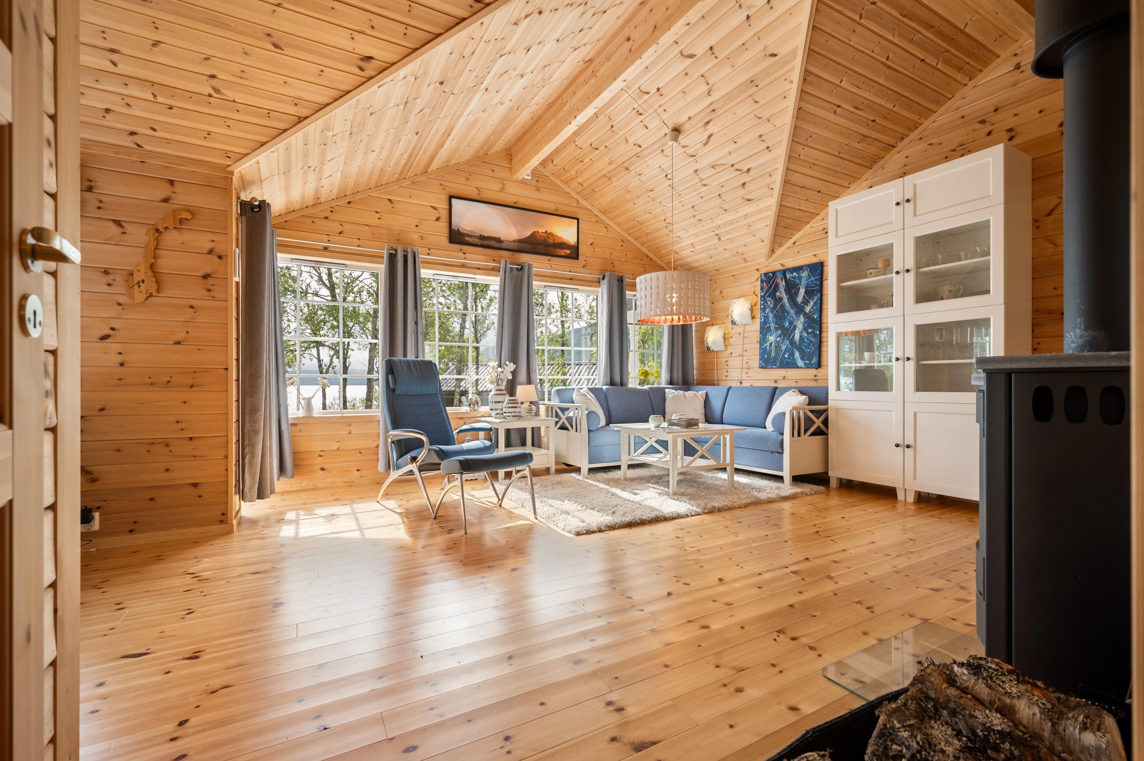 Modern 3-Bedroom Cabin with Lakeside Terrace in Scenic Grovfjord, Norway - View image 6 of 44