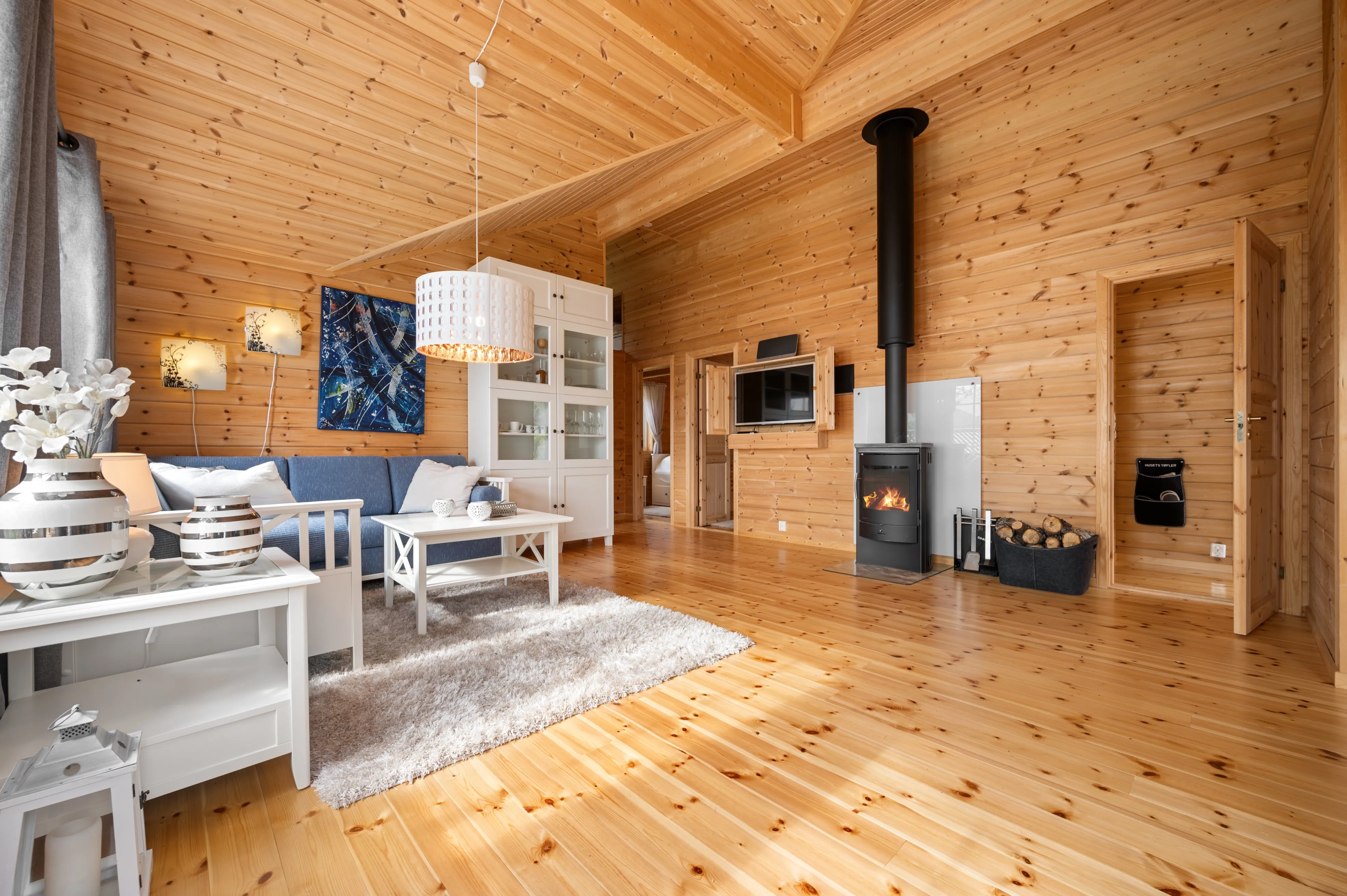 Modern 3-Bedroom Cabin with Lakeside Terrace in Scenic Grovfjord, Norway - View image 8 of 44