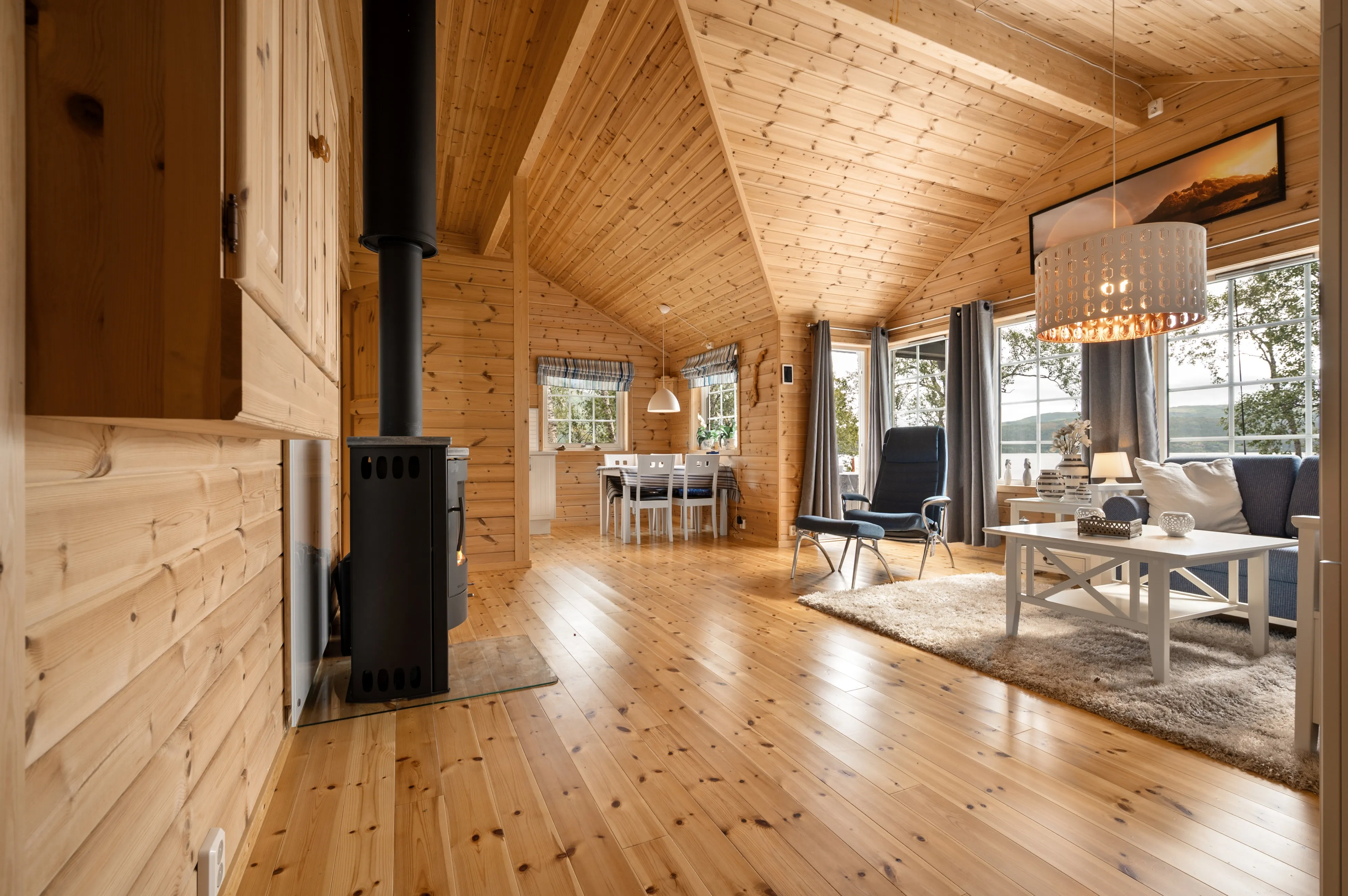 Modern 3-Bedroom Cabin with Lakeside Terrace in Scenic Grovfjord, Norway - View image 9 of 44