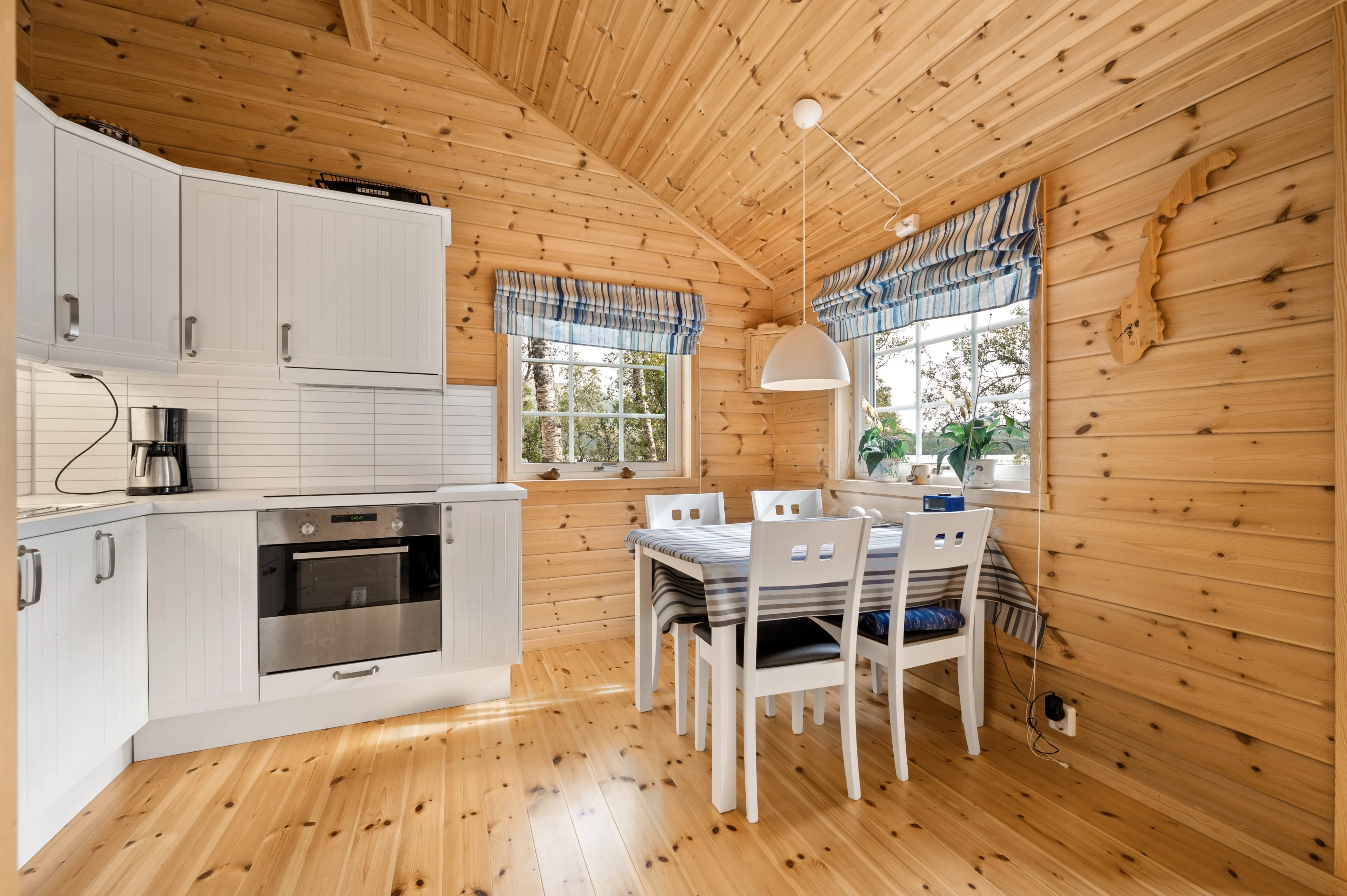 Modern 3-Bedroom Cabin with Lakeside Terrace in Scenic Grovfjord, Norway - View image 11 of 44