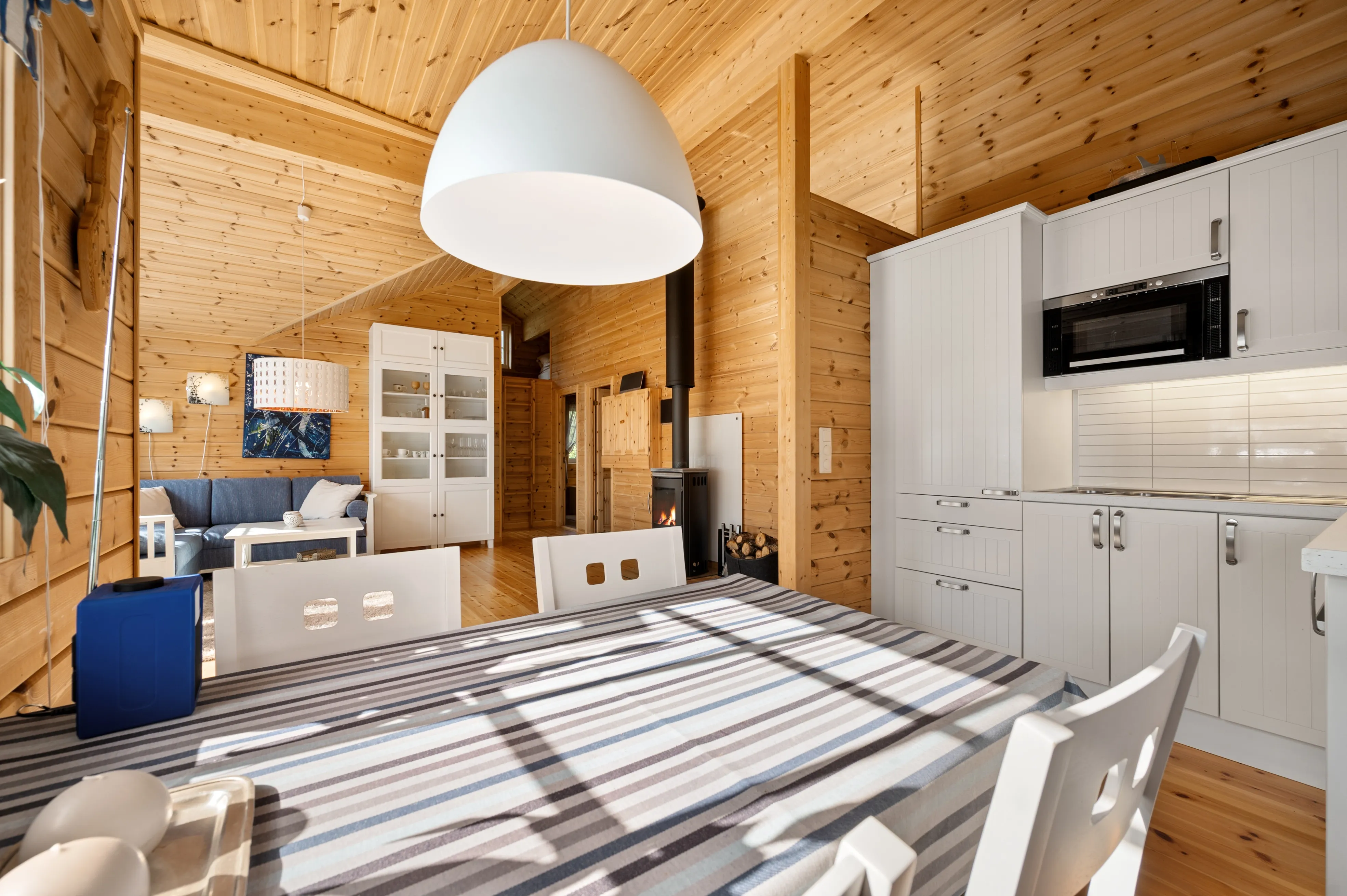 Modern 3-Bedroom Cabin with Lakeside Terrace in Scenic Grovfjord, Norway - View image 12 of 44