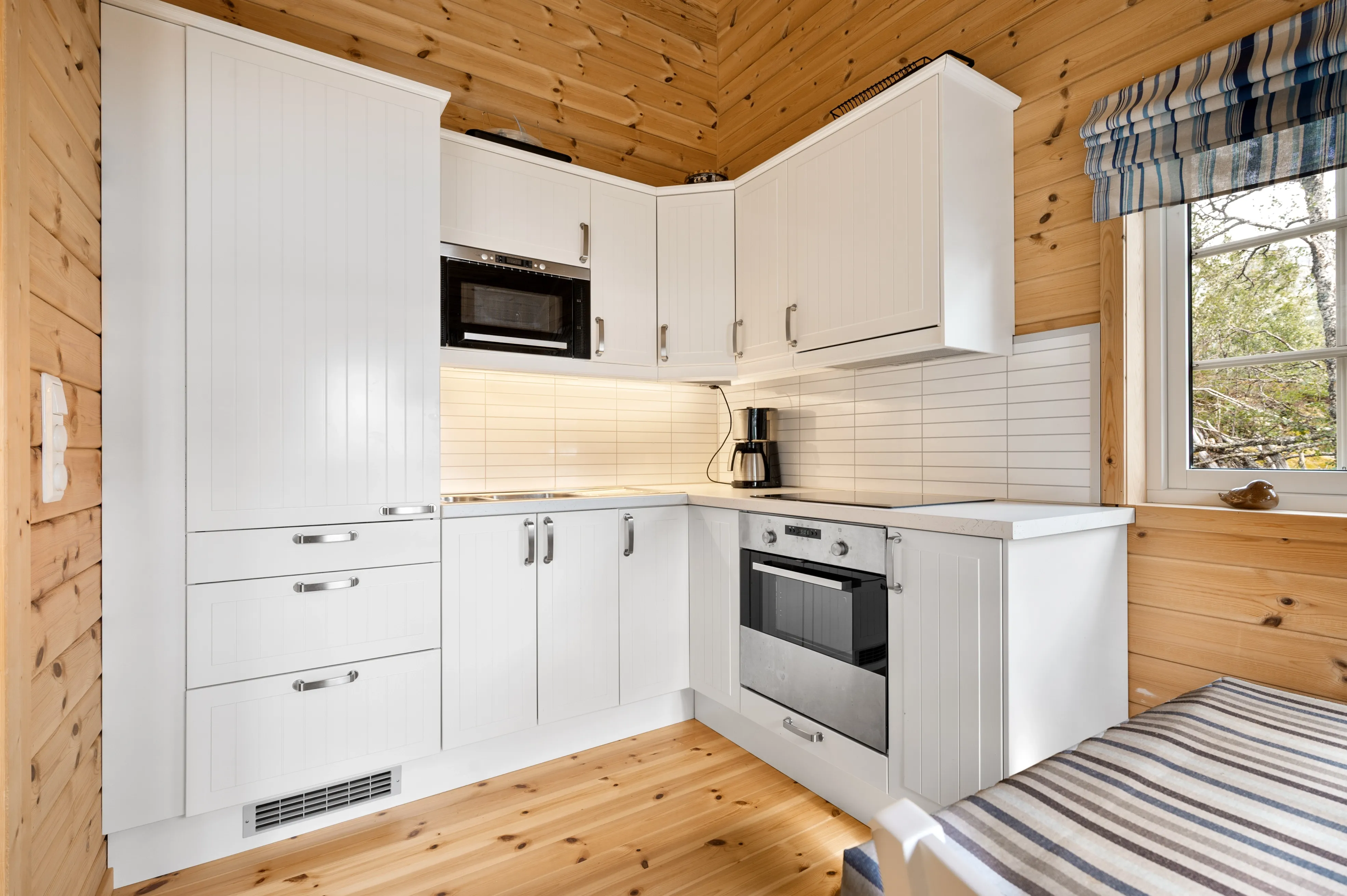 Modern 3-Bedroom Cabin with Lakeside Terrace in Scenic Grovfjord, Norway - View image 13 of 44