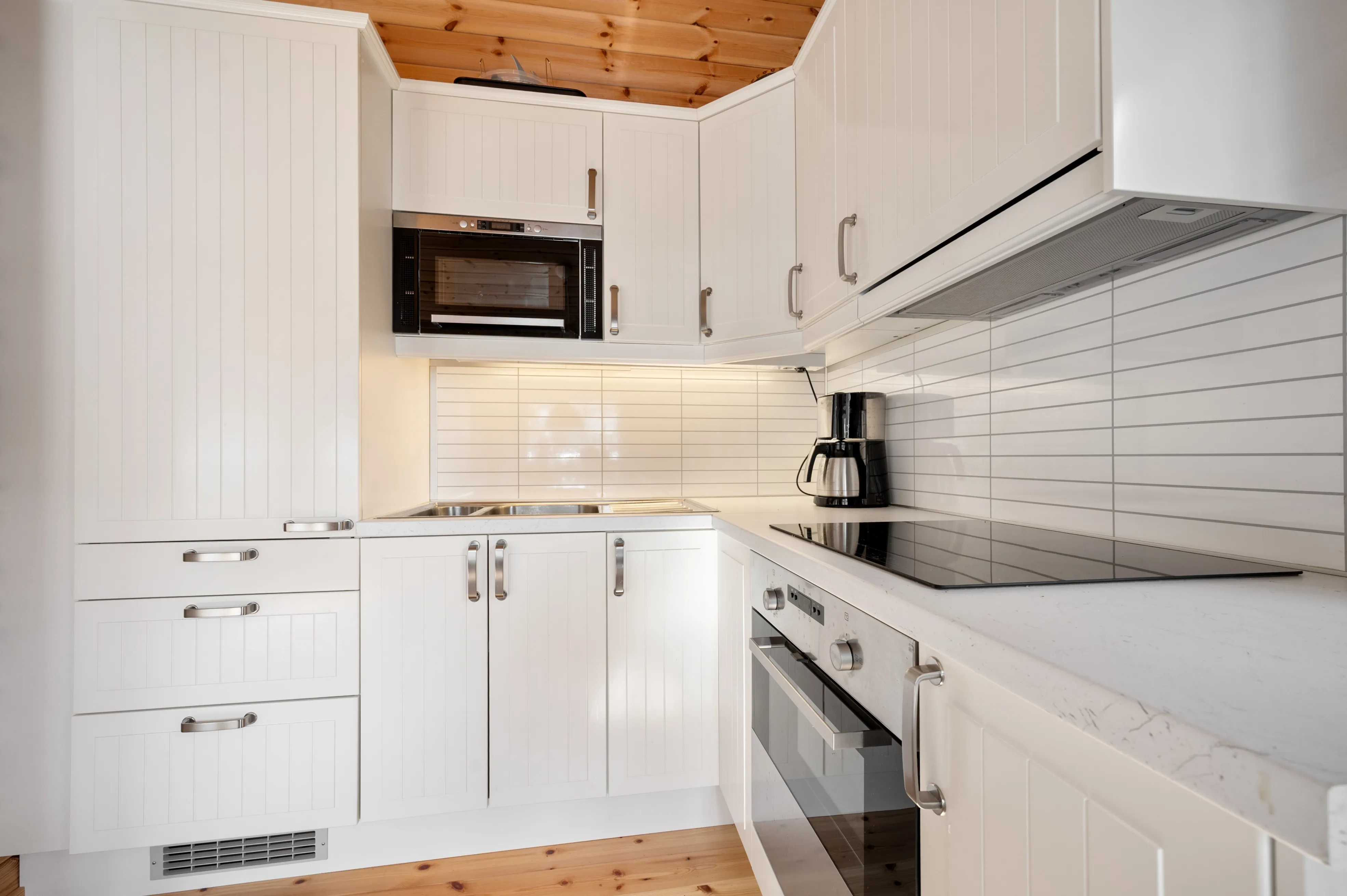 Modern 3-Bedroom Cabin with Lakeside Terrace in Scenic Grovfjord, Norway - View image 14 of 44