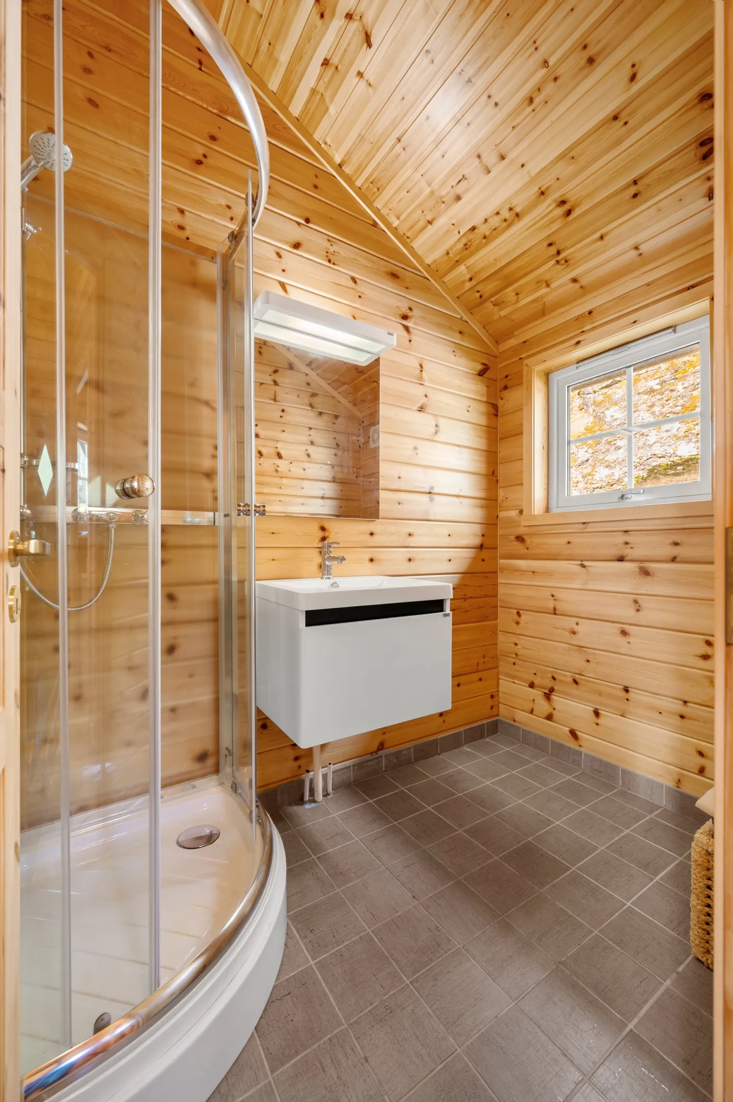 Modern 3-Bedroom Cabin with Lakeside Terrace in Scenic Grovfjord, Norway - View image 16 of 44