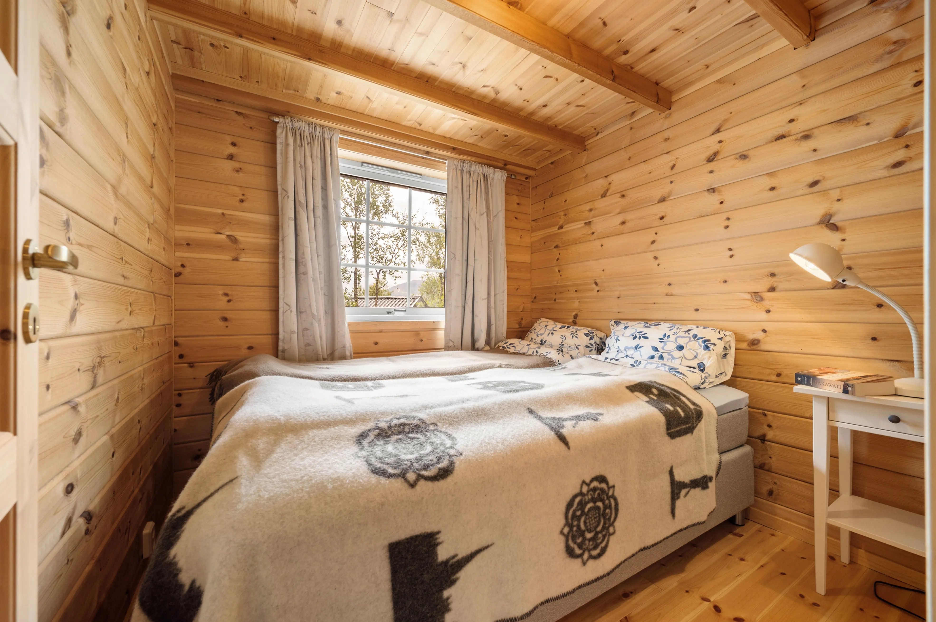 Modern 3-Bedroom Cabin with Lakeside Terrace in Scenic Grovfjord, Norway - View image 18 of 44