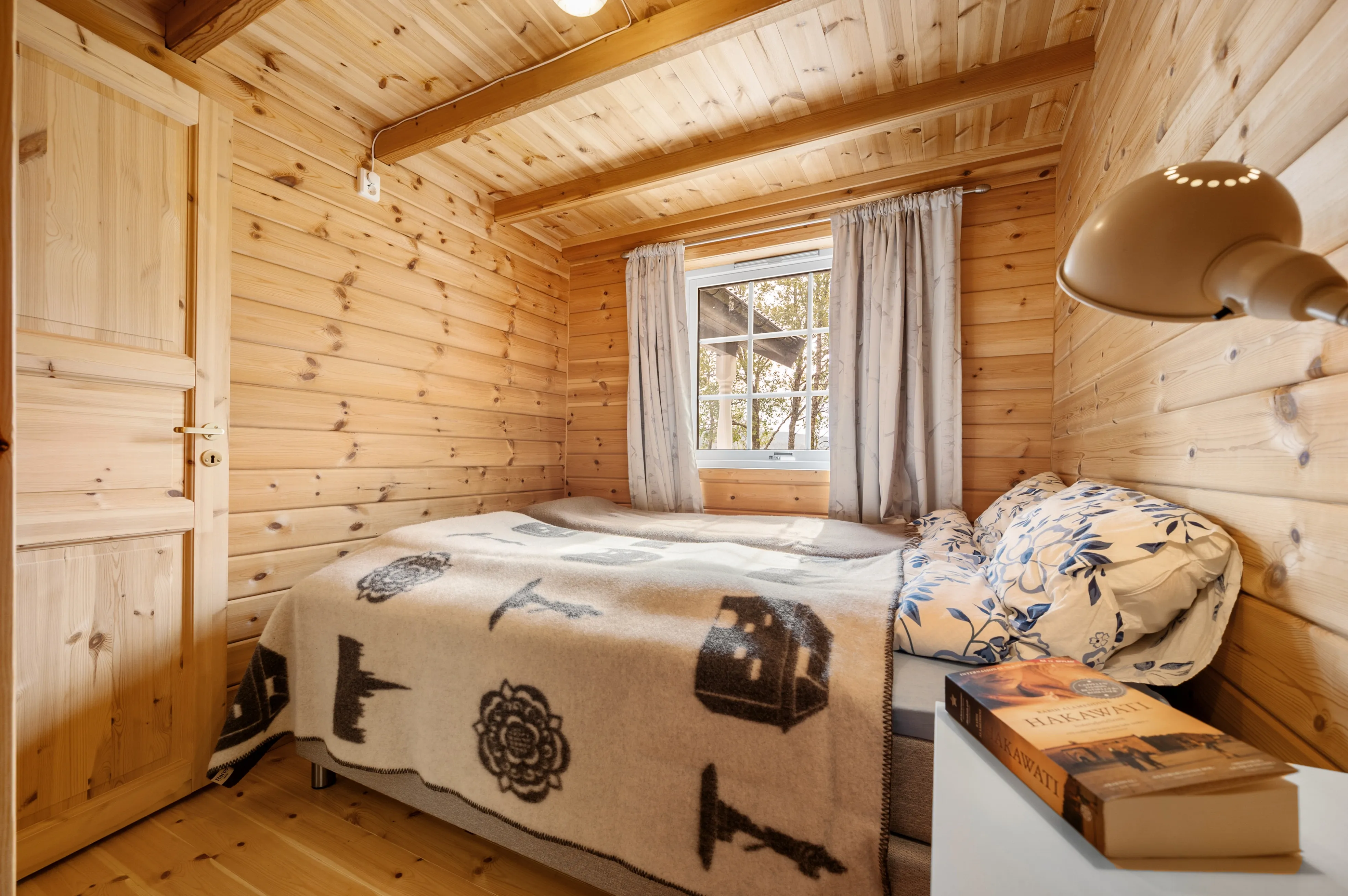 Modern 3-Bedroom Cabin with Lakeside Terrace in Scenic Grovfjord, Norway - View image 19 of 44