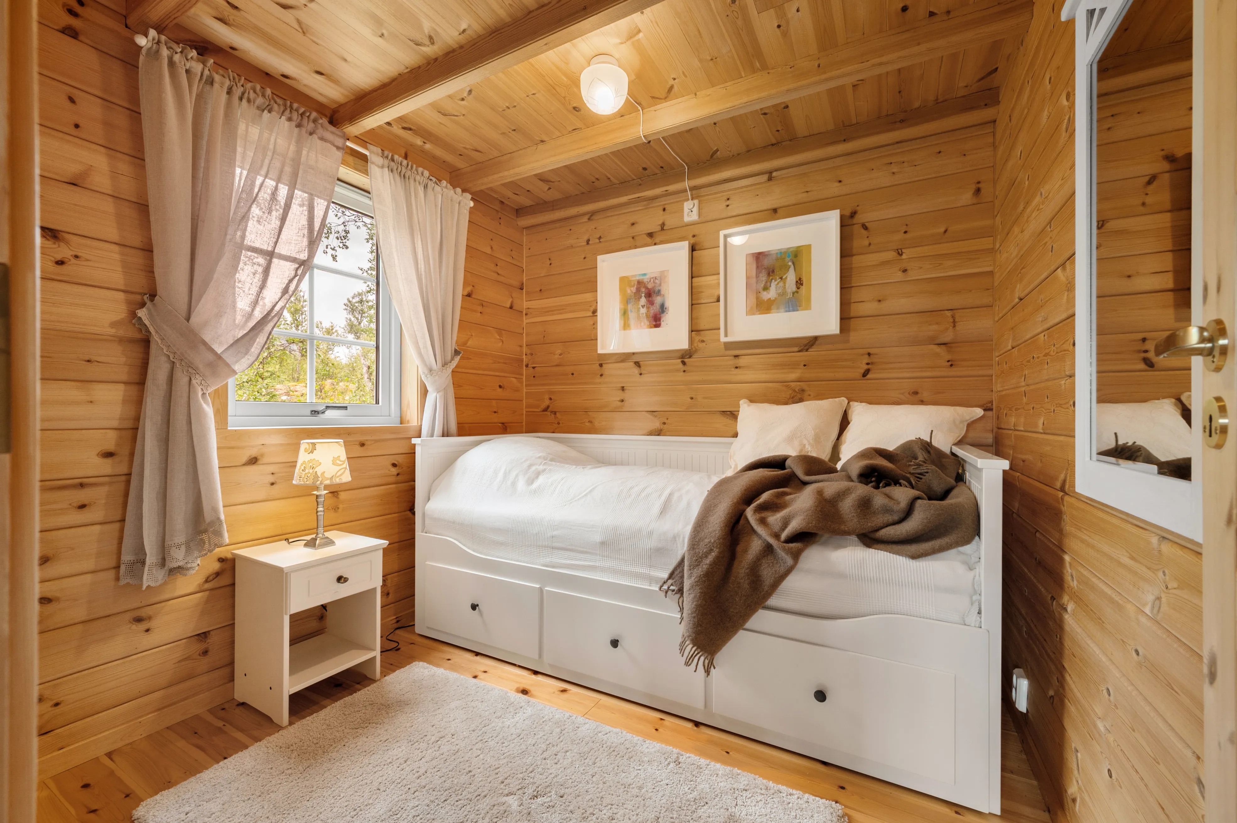 Modern 3-Bedroom Cabin with Lakeside Terrace in Scenic Grovfjord, Norway - View image 20 of 44