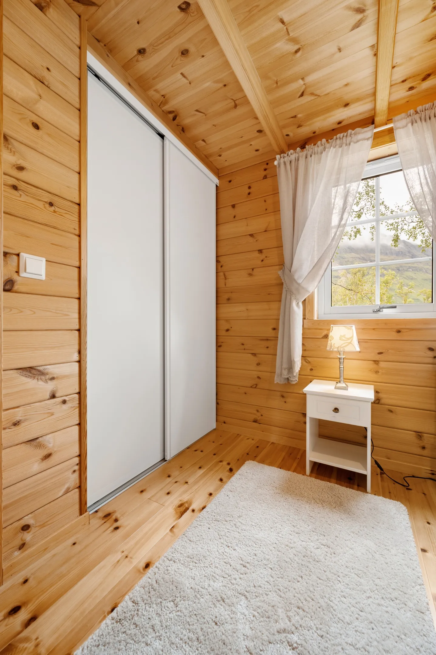 Modern 3-Bedroom Cabin with Lakeside Terrace in Scenic Grovfjord, Norway - View image 21 of 44
