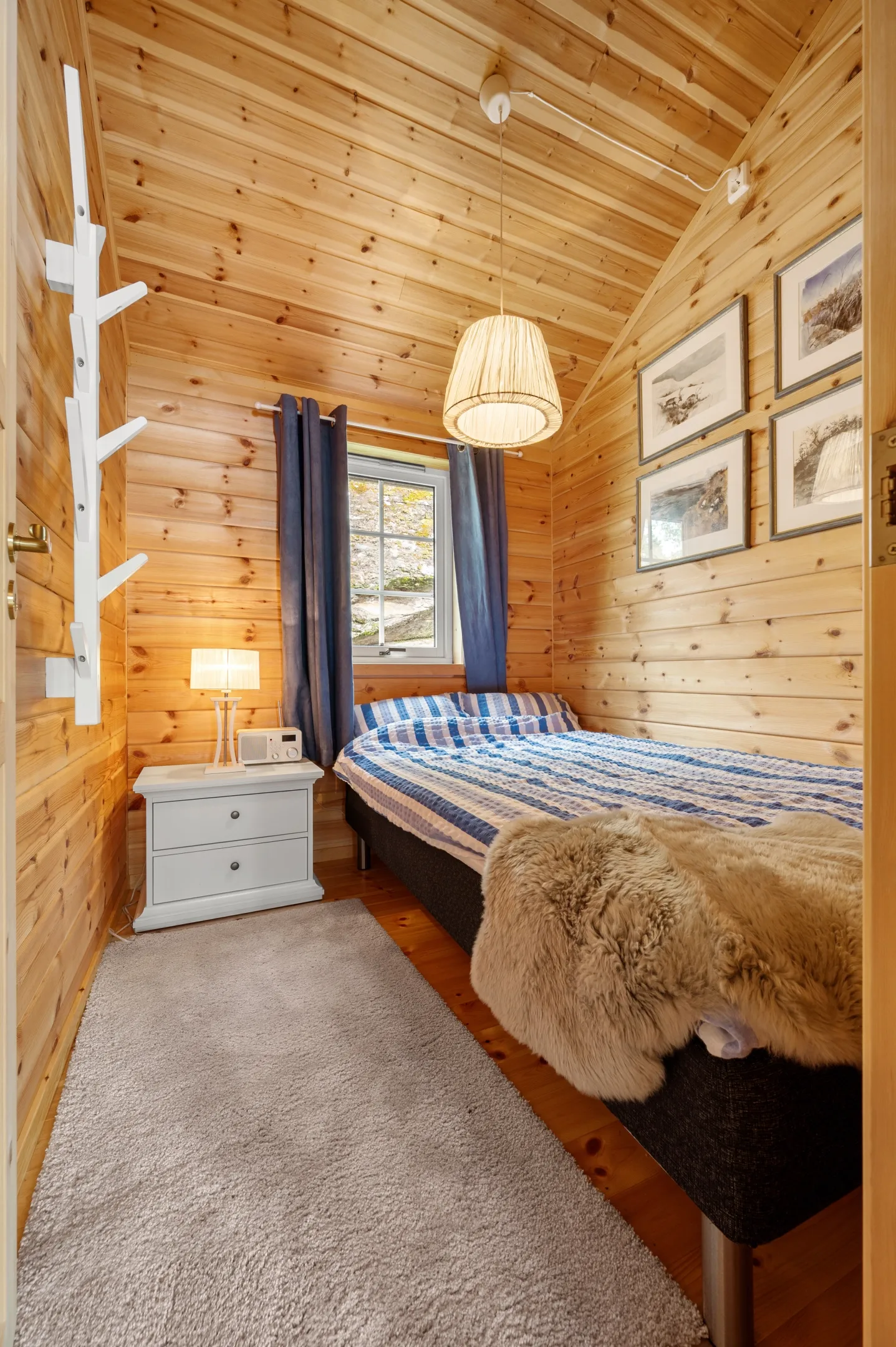 Modern 3-Bedroom Cabin with Lakeside Terrace in Scenic Grovfjord, Norway - View image 22 of 44