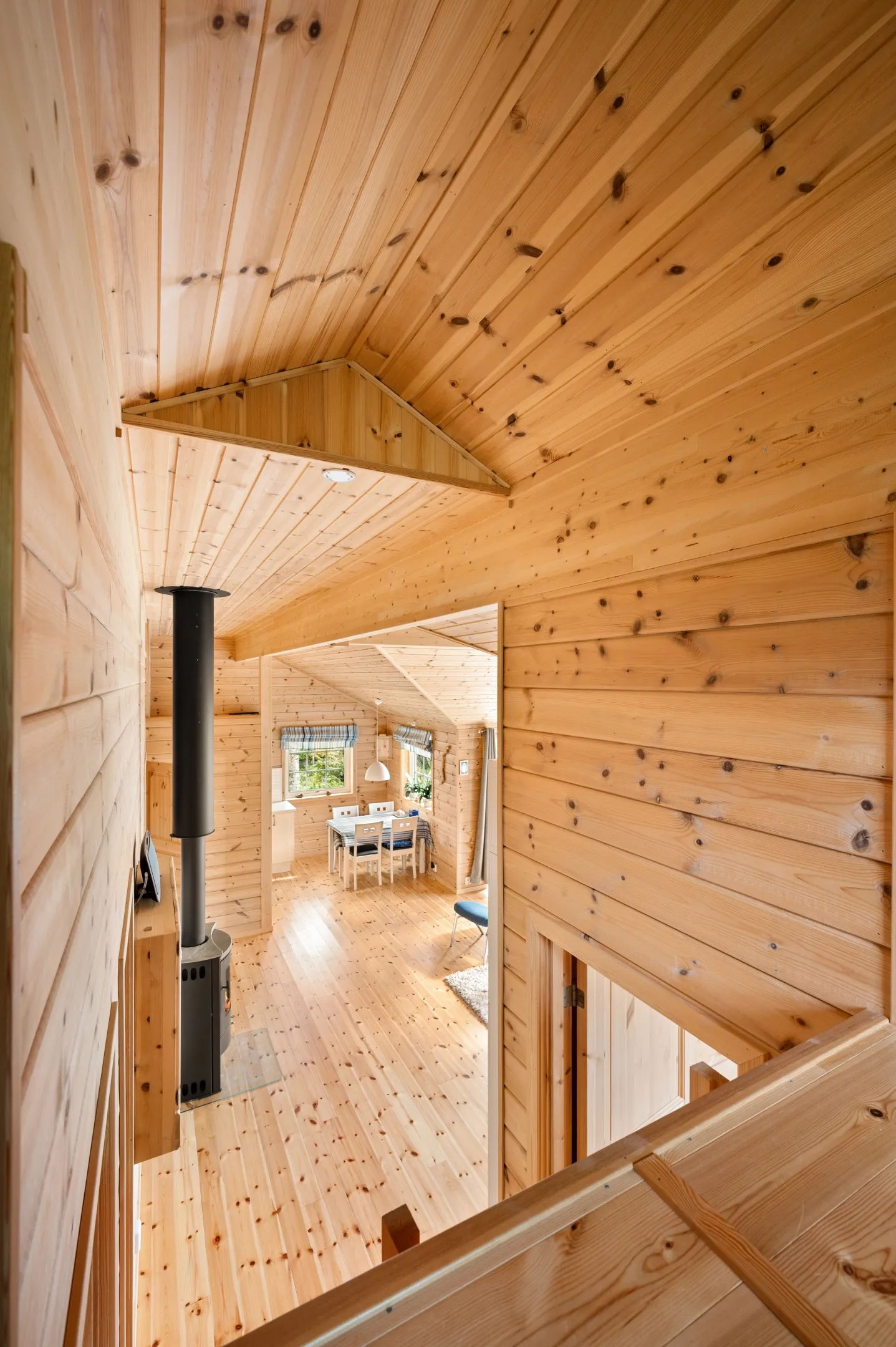 Modern 3-Bedroom Cabin with Lakeside Terrace in Scenic Grovfjord, Norway - View image 24 of 44