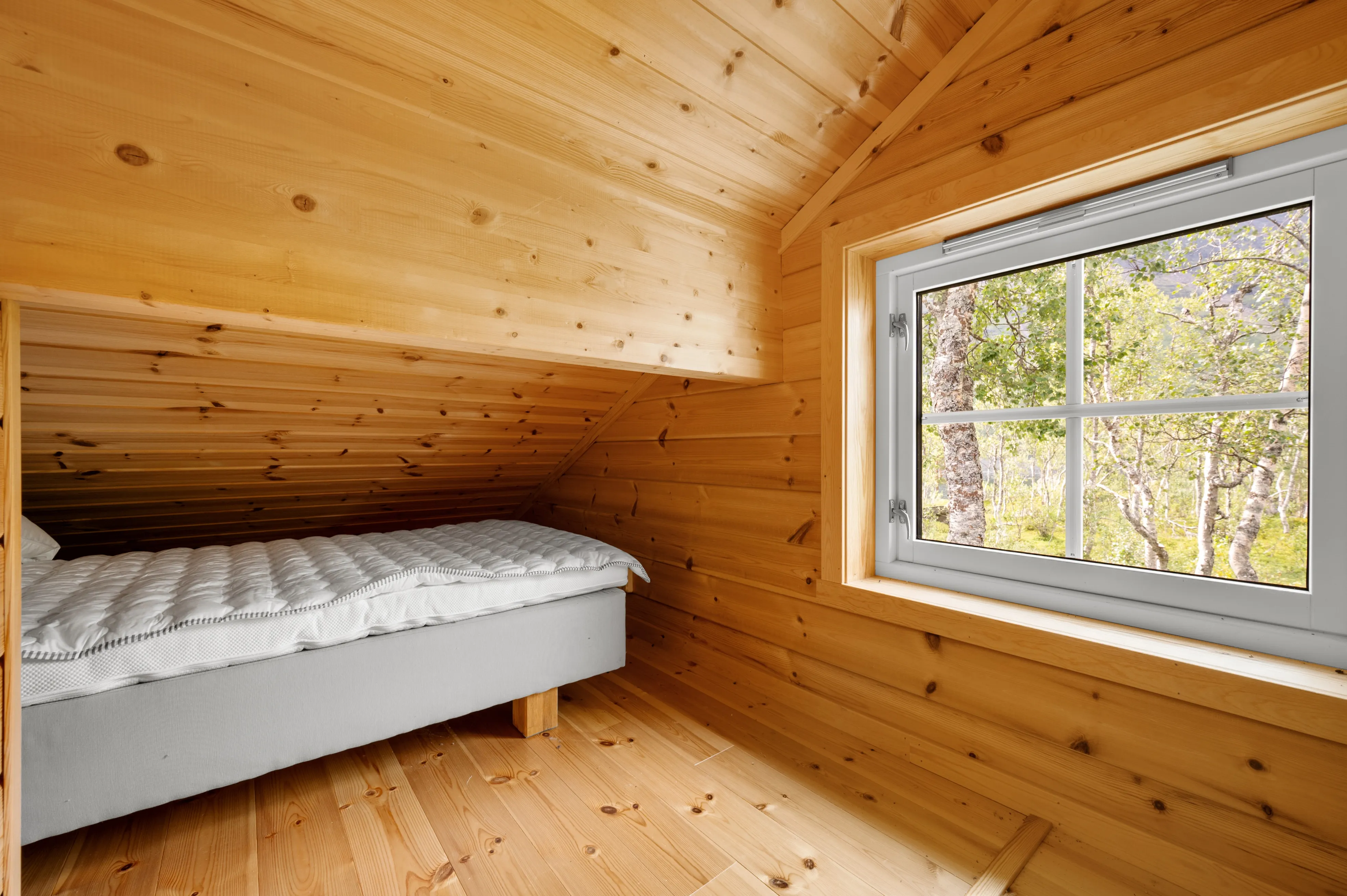 Modern 3-Bedroom Cabin with Lakeside Terrace in Scenic Grovfjord, Norway - View image 25 of 44