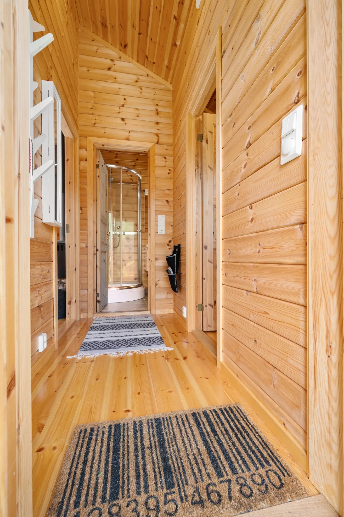 Modern 3-Bedroom Cabin with Lakeside Terrace in Scenic Grovfjord, Norway - View image 26 of 44