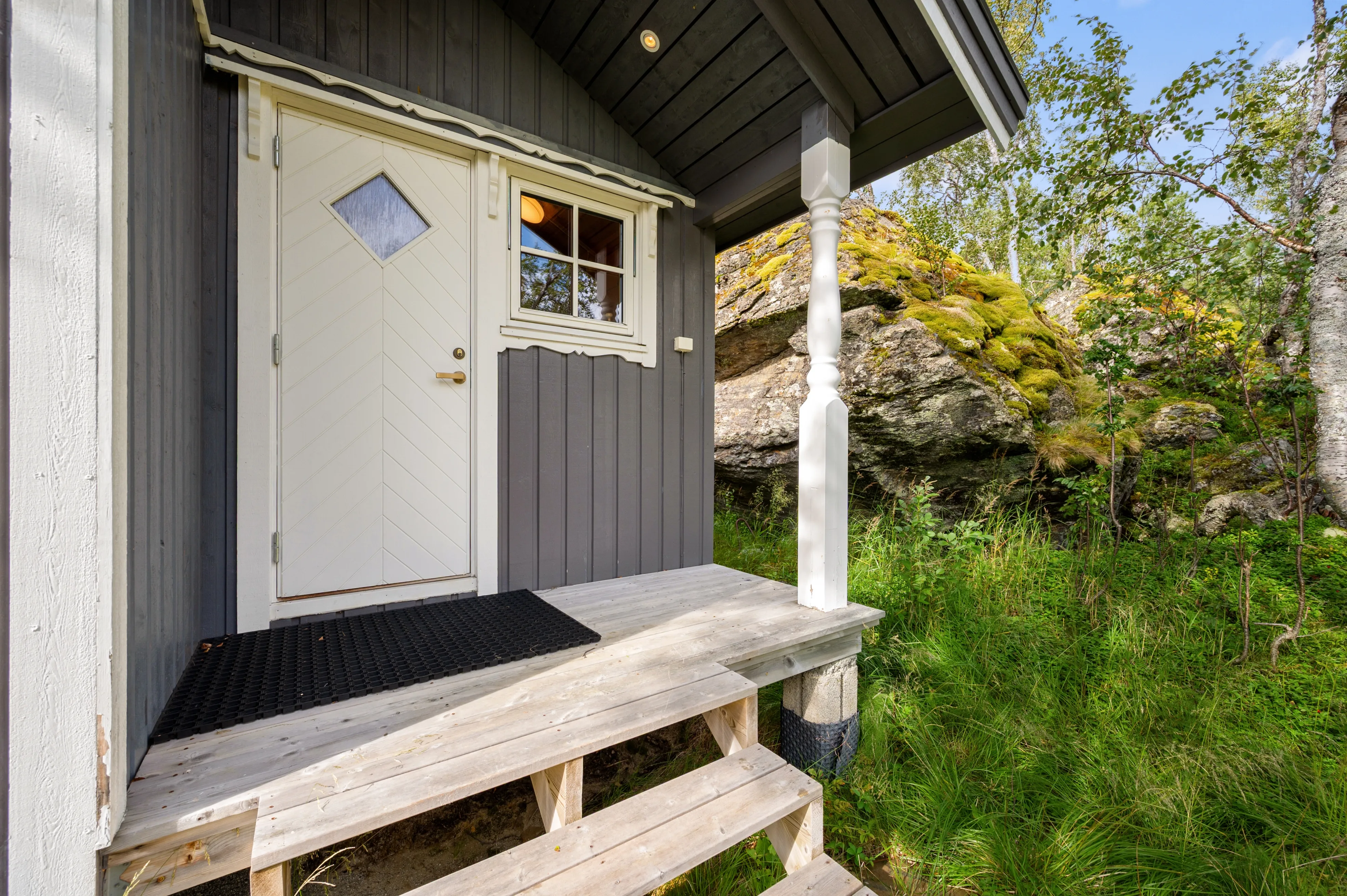 Modern 3-Bedroom Cabin with Lakeside Terrace in Scenic Grovfjord, Norway - View image 33 of 44