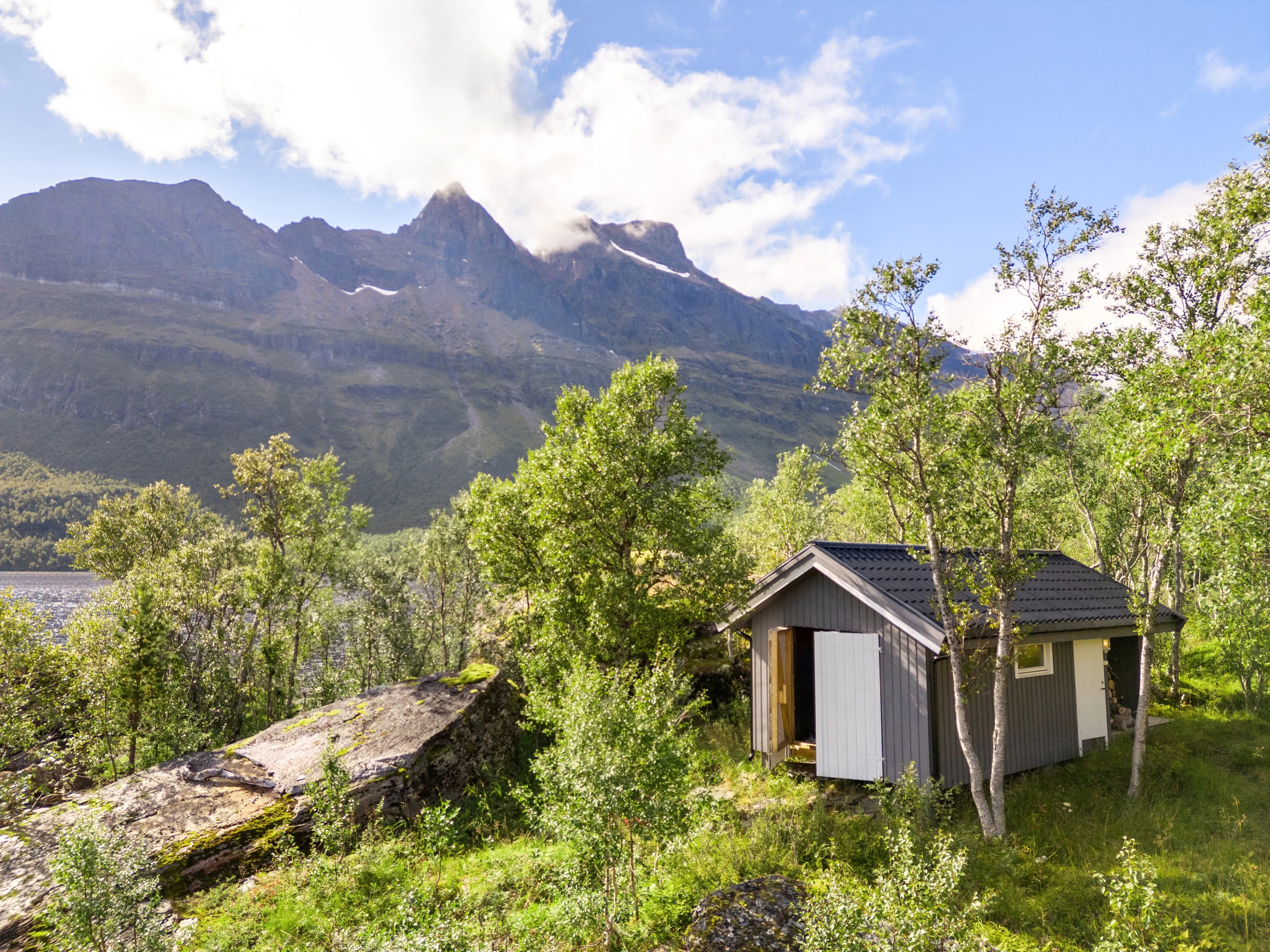 Modern 3-Bedroom Cabin with Lakeside Terrace in Scenic Grovfjord, Norway - View image 34 of 44