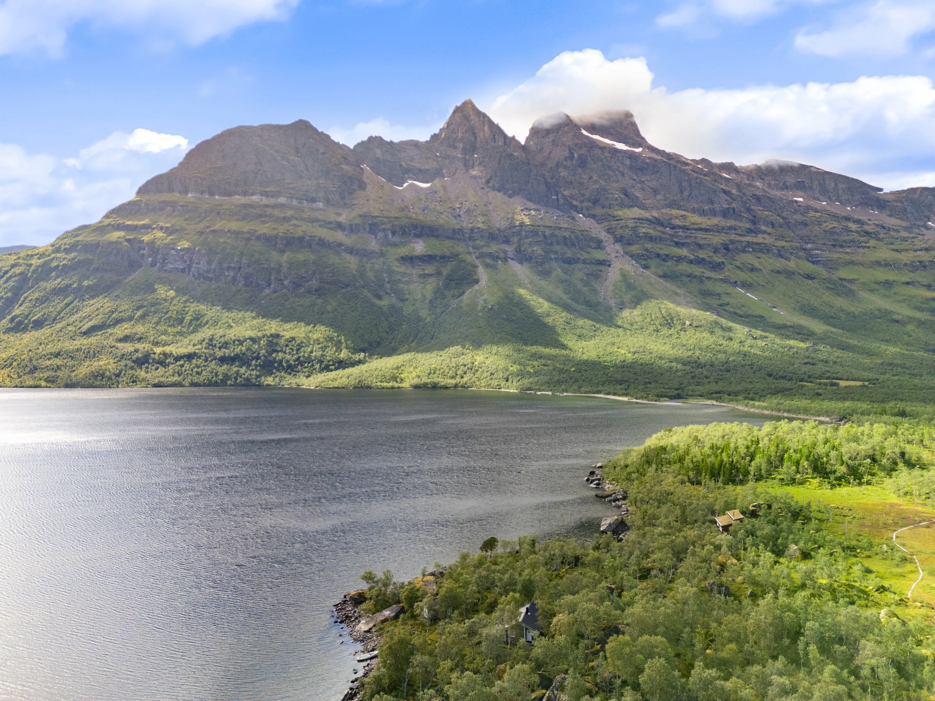 Modern 3-Bedroom Cabin with Lakeside Terrace in Scenic Grovfjord, Norway - View image 36 of 44