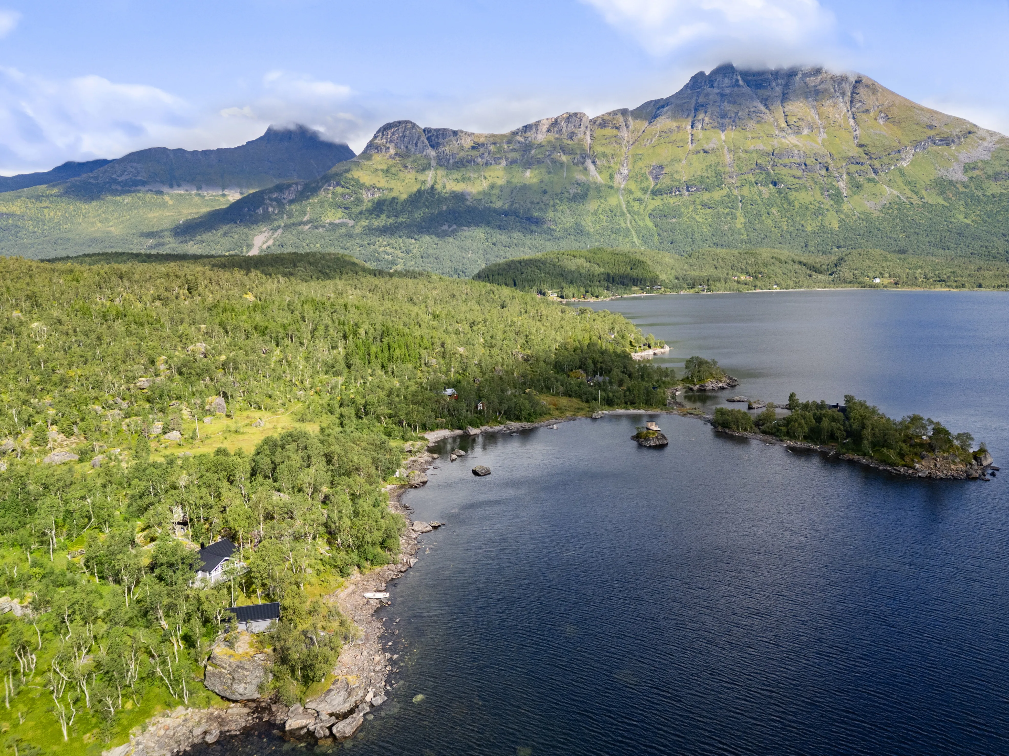 Modern 3-Bedroom Cabin with Lakeside Terrace in Scenic Grovfjord, Norway - View image 37 of 44