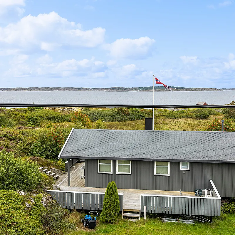 Coastal Retreat: 2-Bedroom House with Expansive Terrace in Kvenvær, Norway
