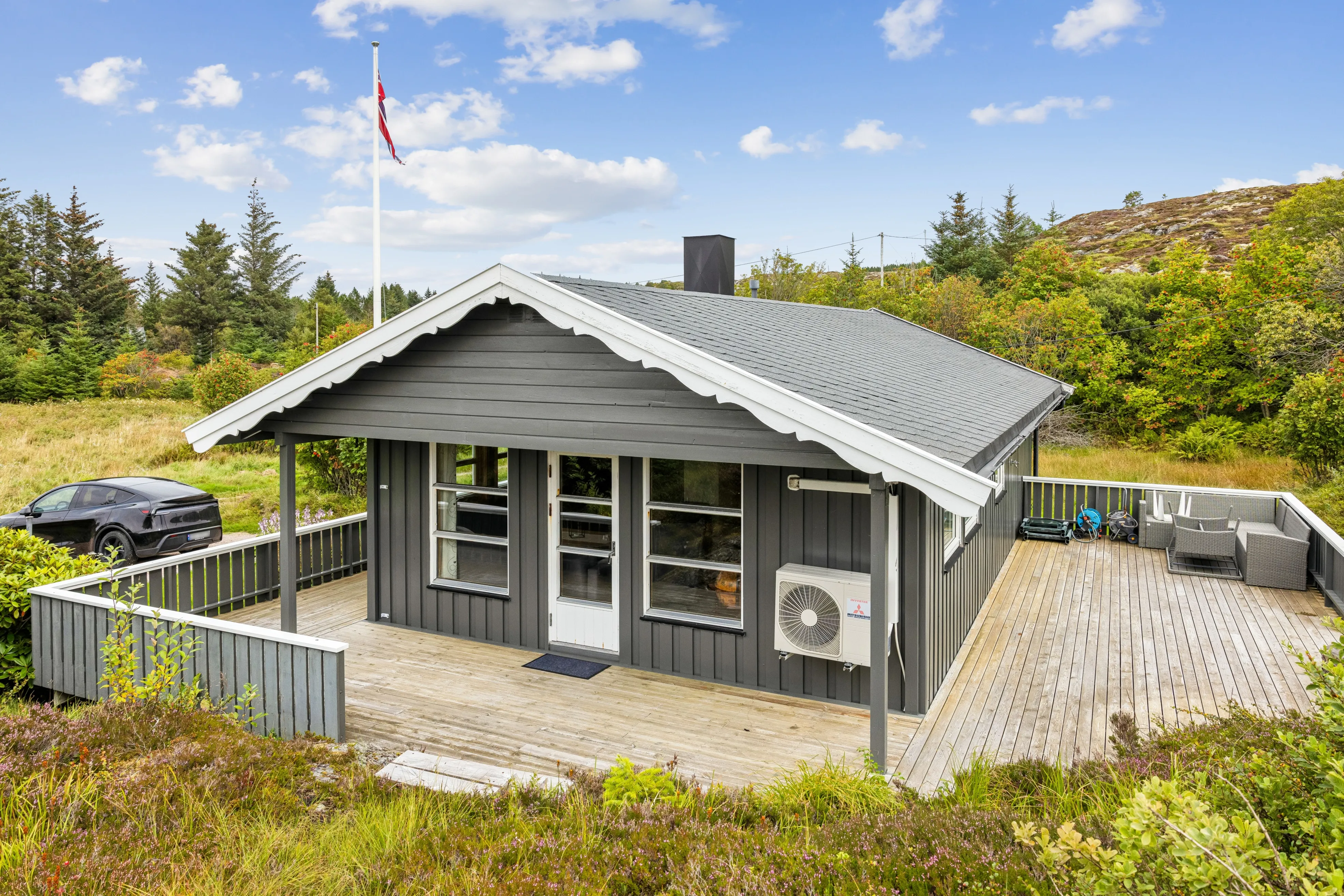 Coastal Retreat: 2-Bedroom House with Expansive Terrace in Kvenvær, Norway - Image 3