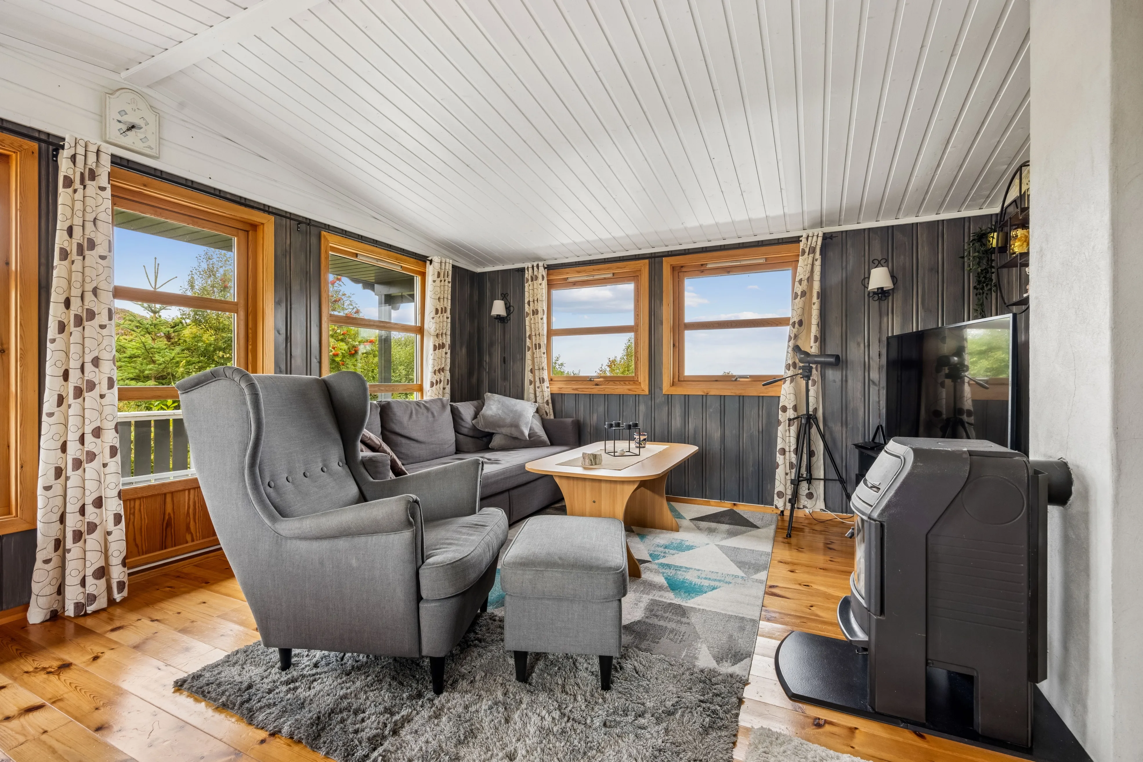 Coastal Retreat: 2-Bedroom House with Expansive Terrace in Kvenvær, Norway - Image 5