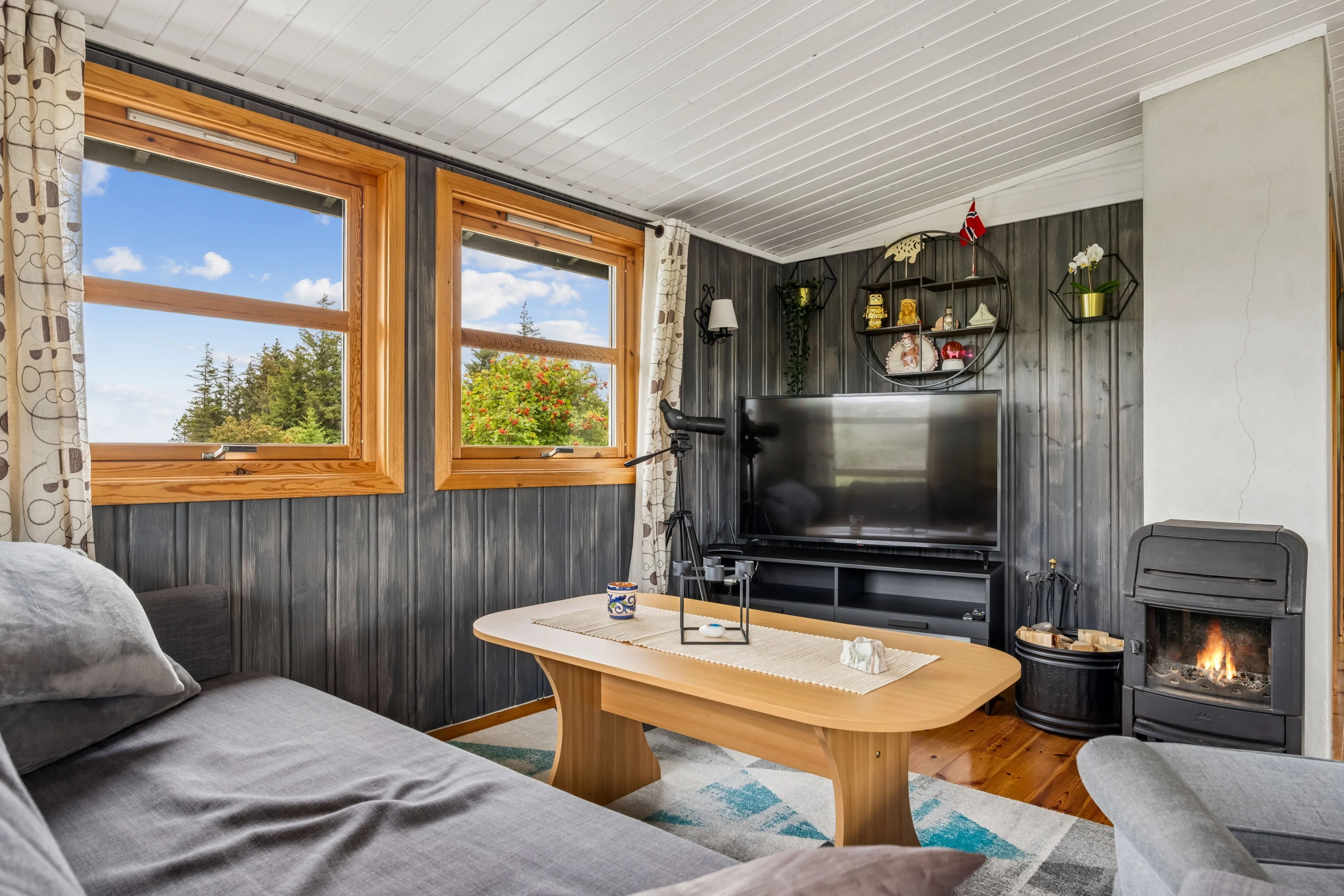 Coastal Retreat: 2-Bedroom House with Expansive Terrace in Kvenvær, Norway - View image 6 of 32