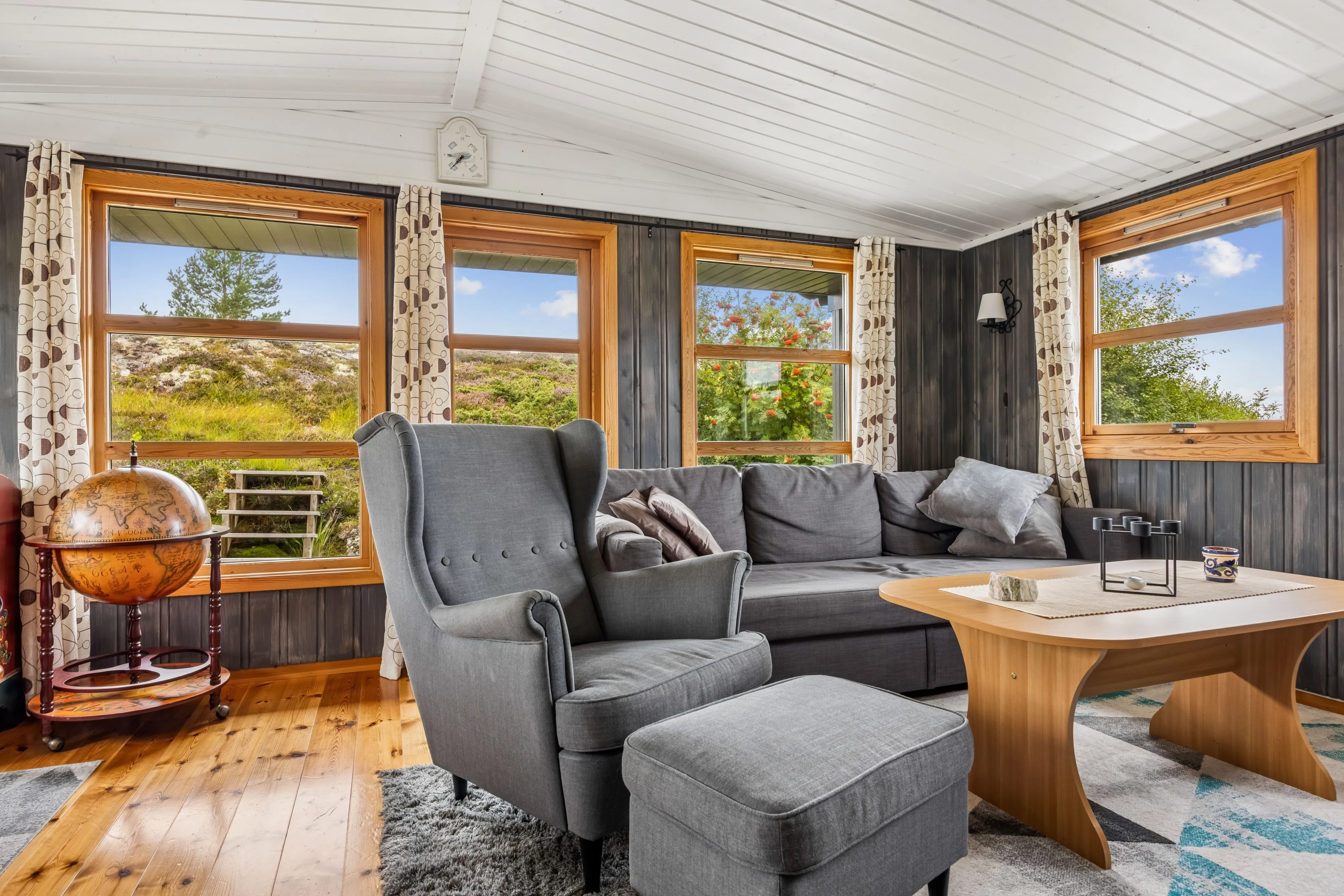 Coastal Retreat: 2-Bedroom House with Expansive Terrace in Kvenvær, Norway - View image 7 of 32
