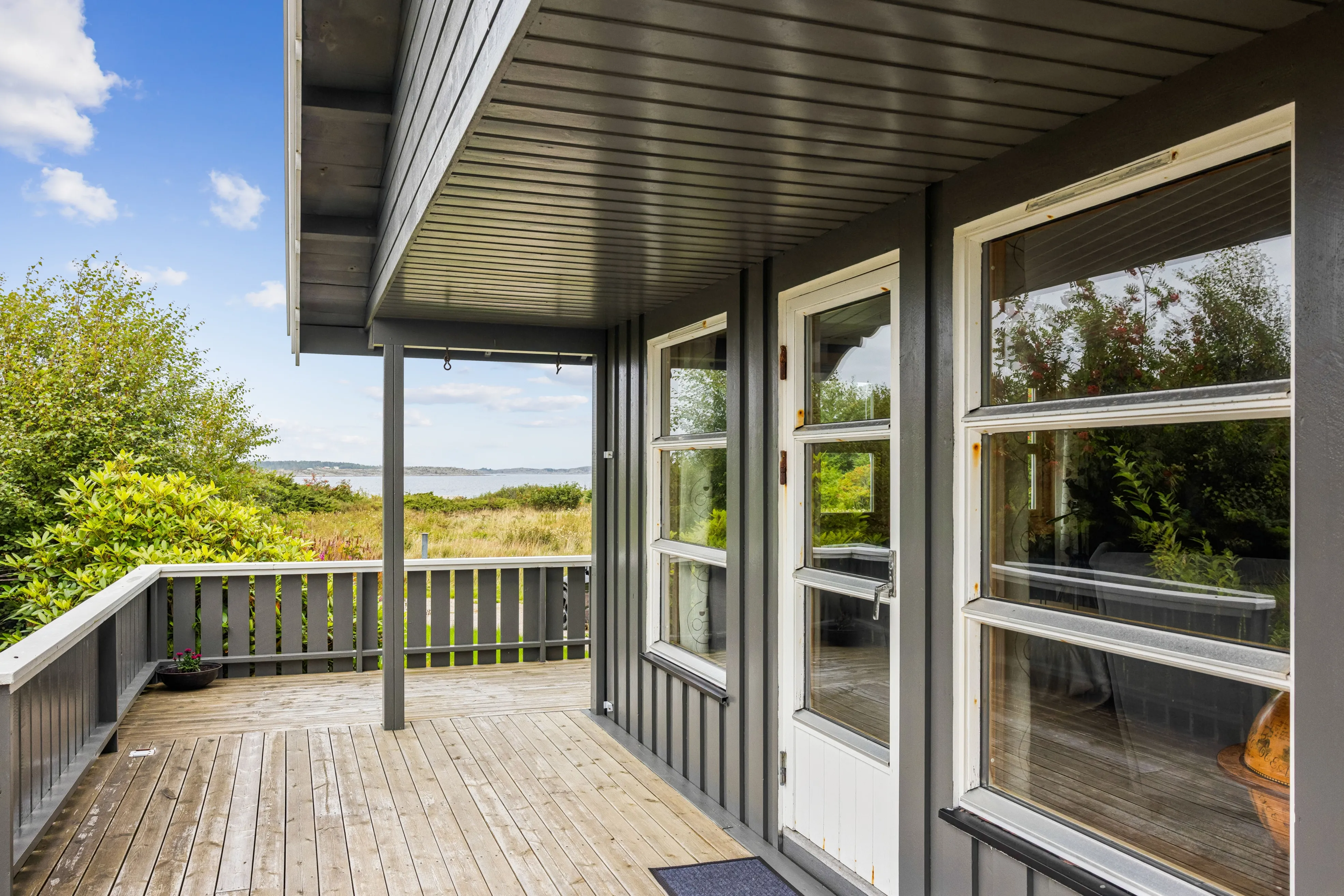 Coastal Retreat: 2-Bedroom House with Expansive Terrace in Kvenvær, Norway - View image 9 of 32
