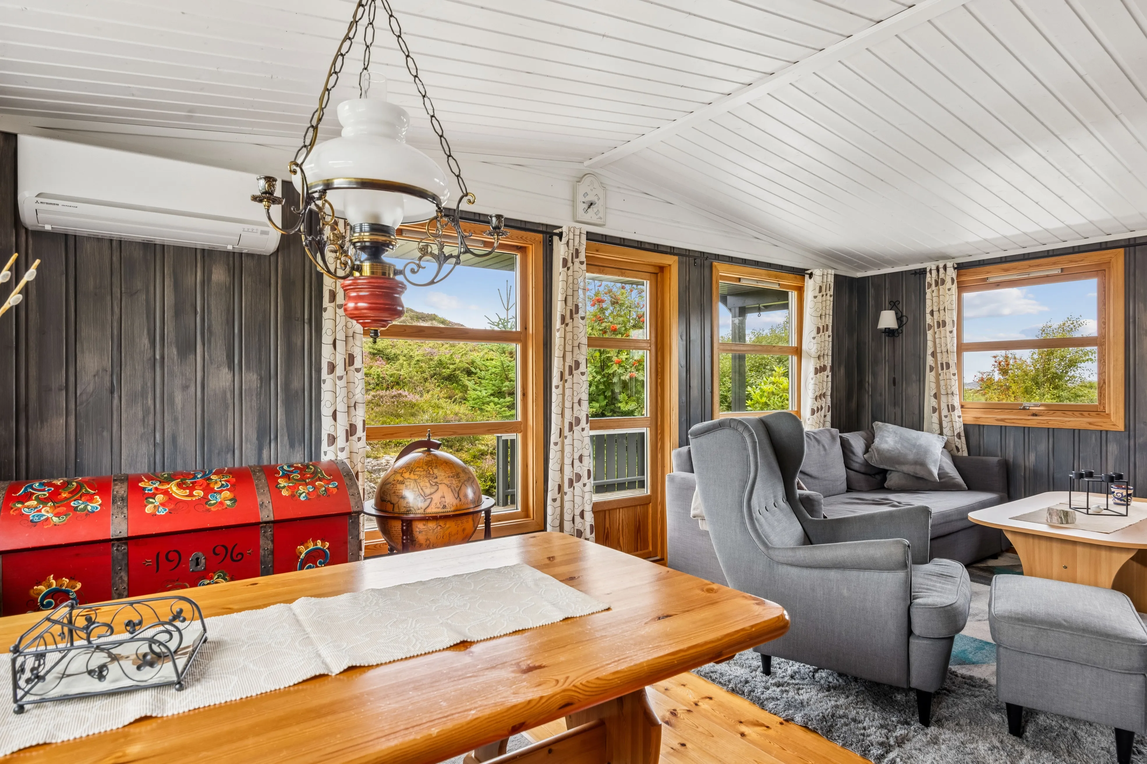 Coastal Retreat: 2-Bedroom House with Expansive Terrace in Kvenvær, Norway - View image 10 of 32