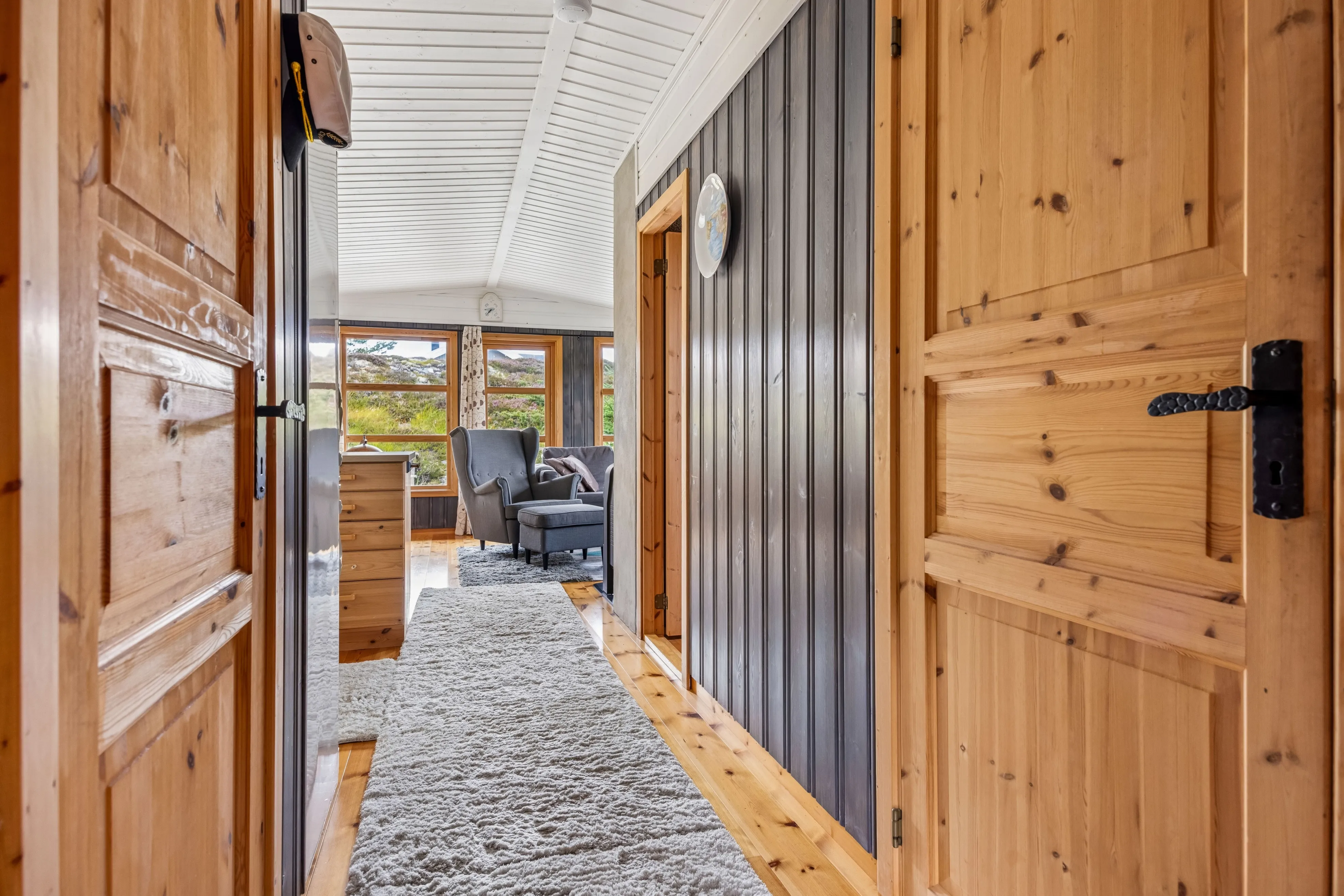 Coastal Retreat: 2-Bedroom House with Expansive Terrace in Kvenvær, Norway - View image 21 of 32