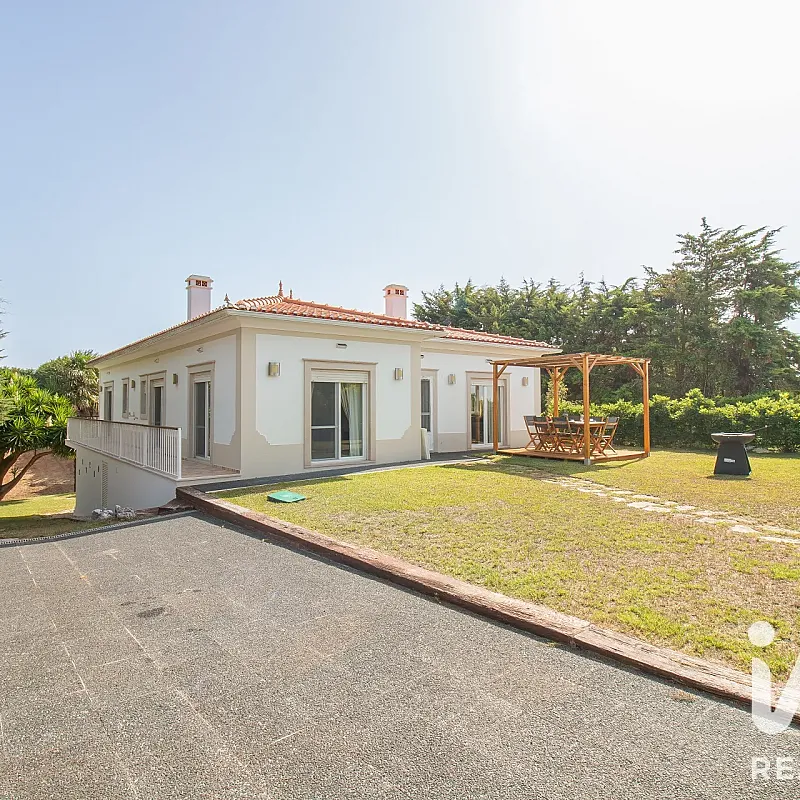4-Bedroom House with Expansive Garden in Salir de Matos