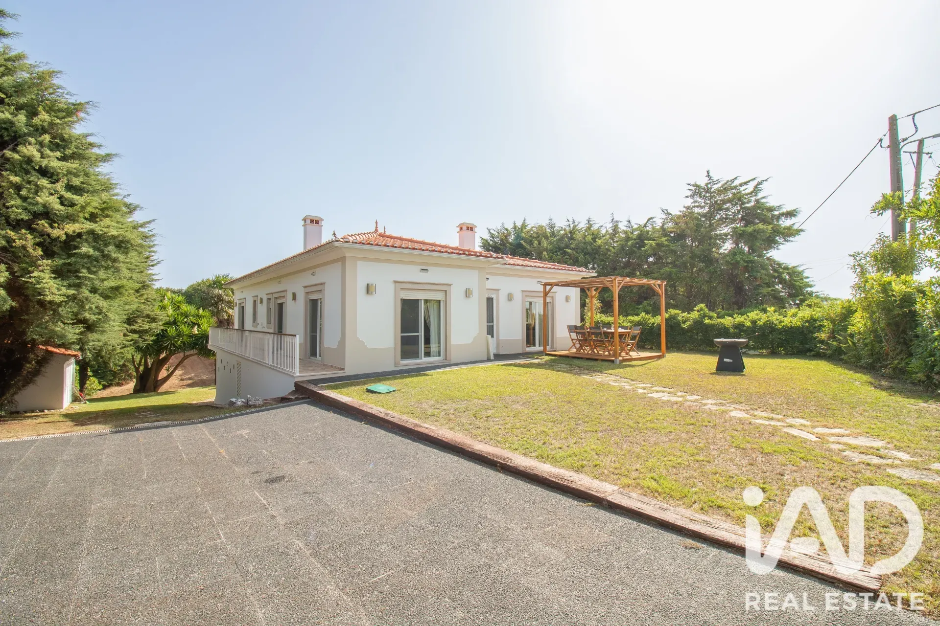 4-Bedroom House with Expansive Garden in Salir de Matos - Image 1