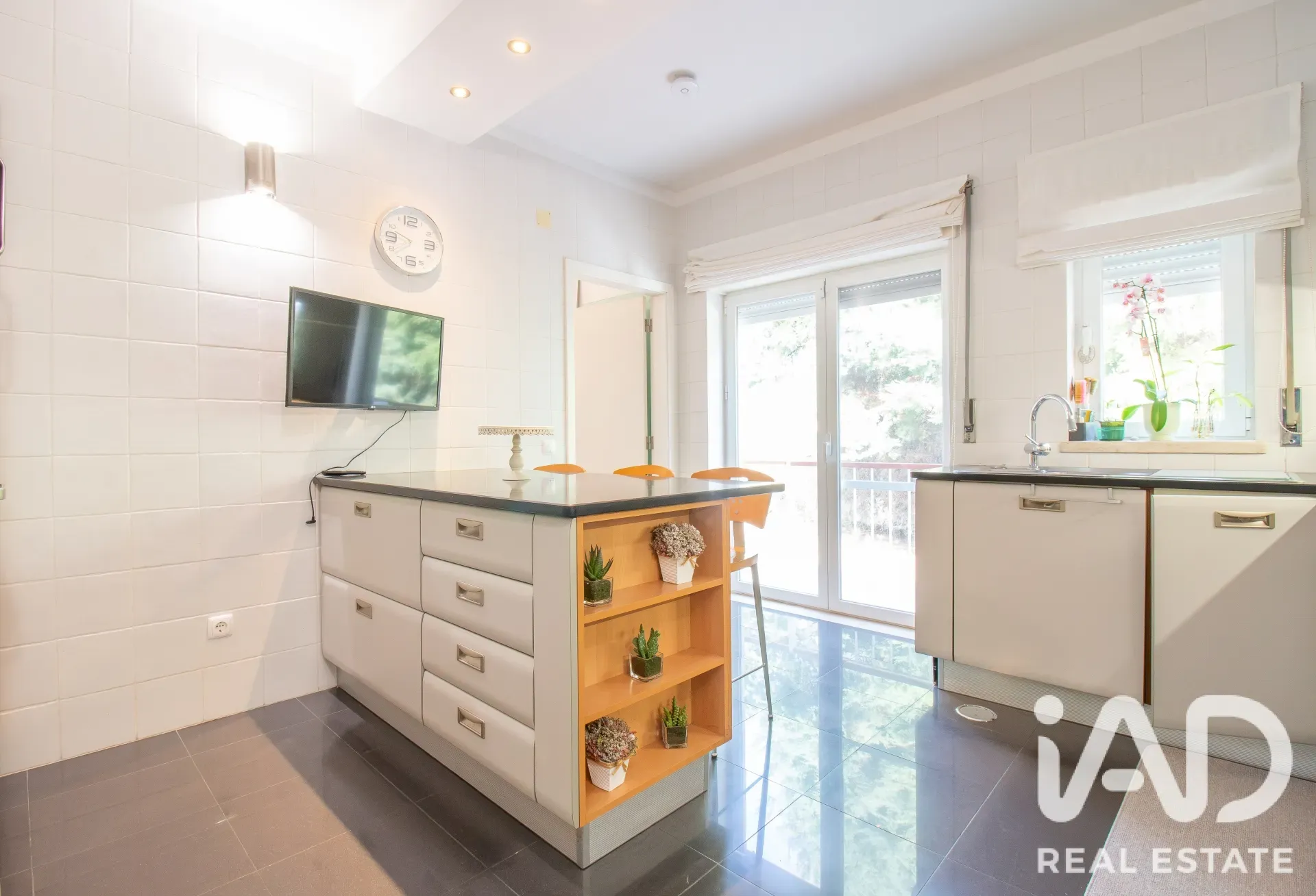 4-Bedroom House with Expansive Garden in Salir de Matos - View image 9 of 36