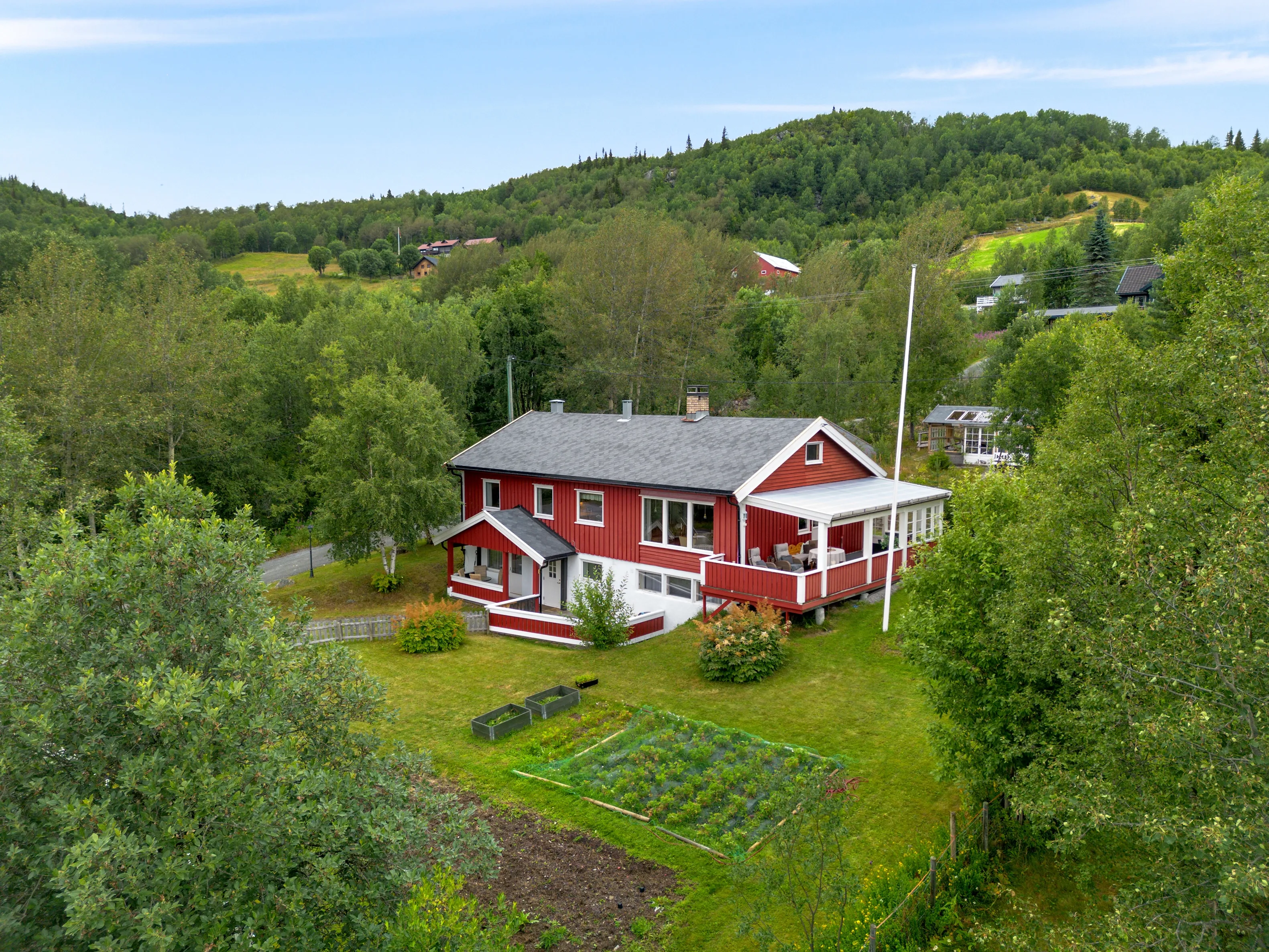 1970s Norwegian House with Solar Garage and Scenic Garden - Image 1