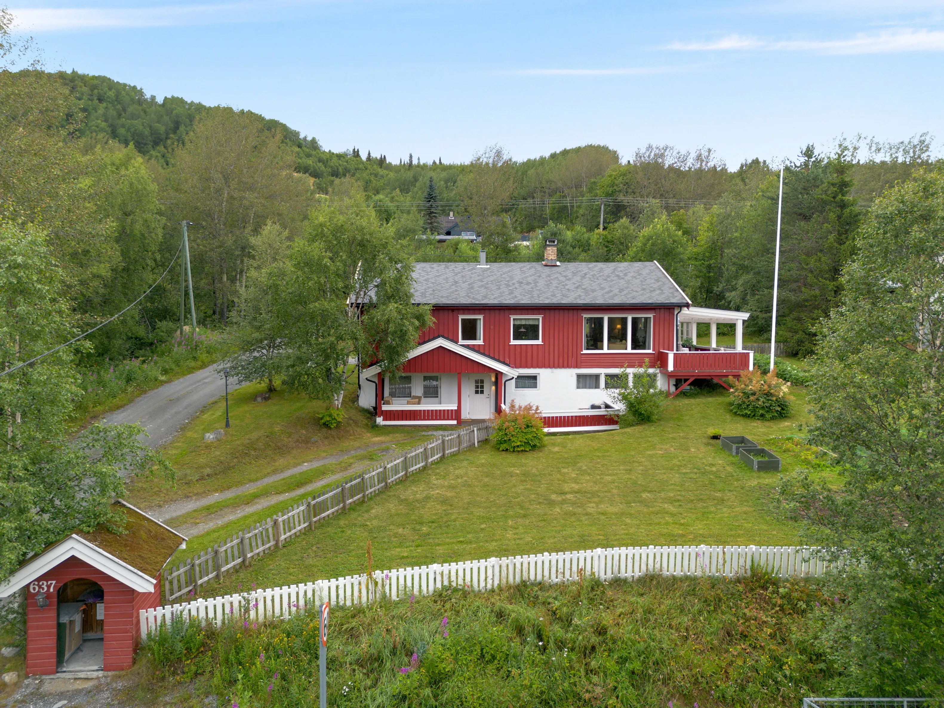 1970s Norwegian House with Solar Garage and Scenic Garden - Image 2