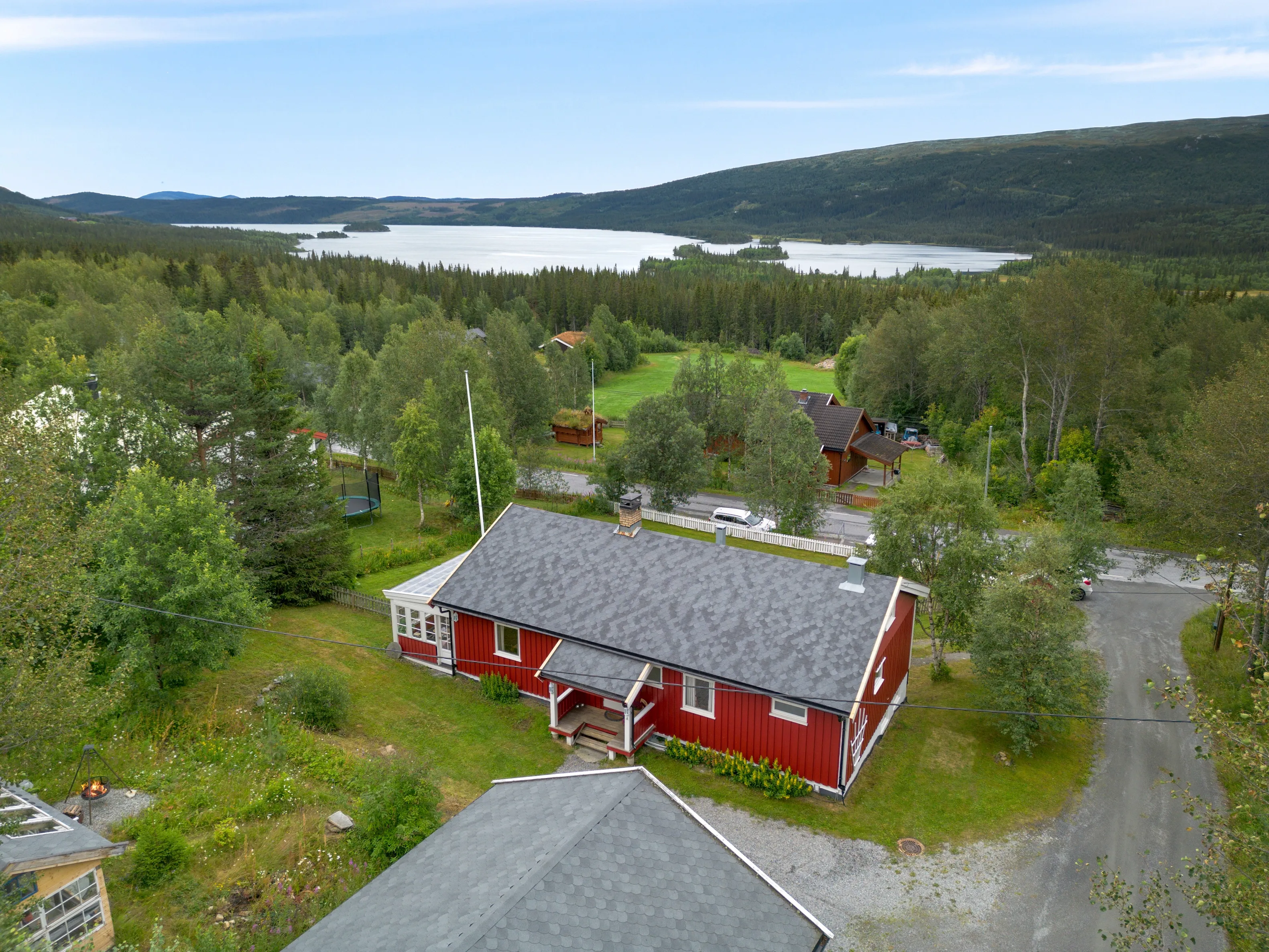 1970s Norwegian House with Solar Garage and Scenic Garden - Image 3