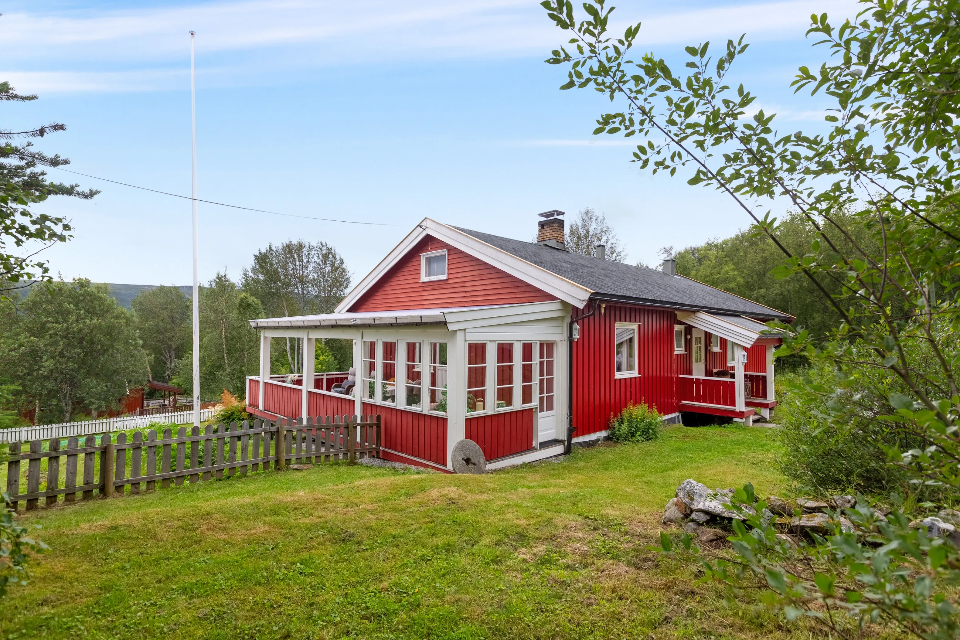 1970s Norwegian House with Solar Garage and Scenic Garden - Image 4