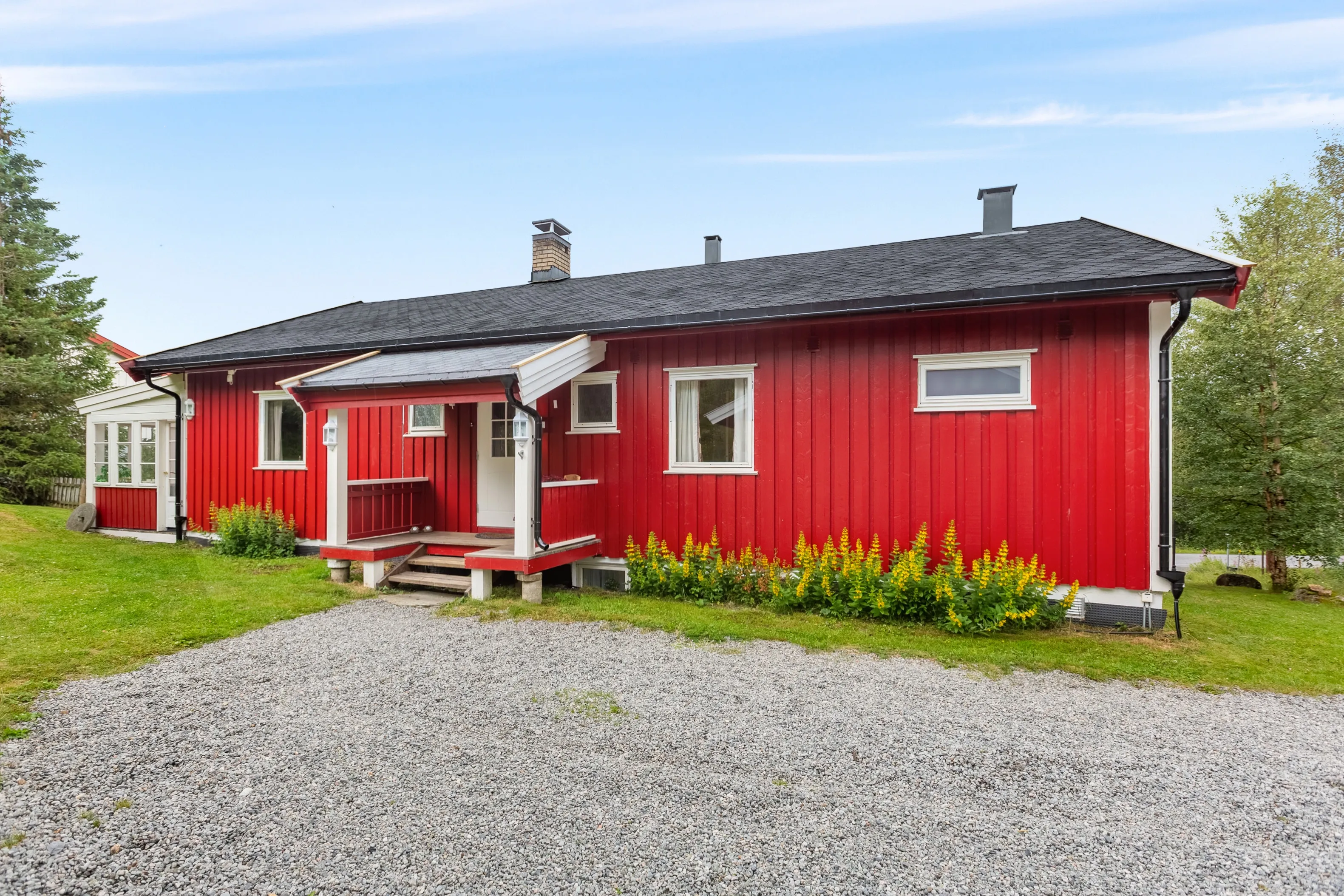 1970s Norwegian House with Solar Garage and Scenic Garden - Image 5