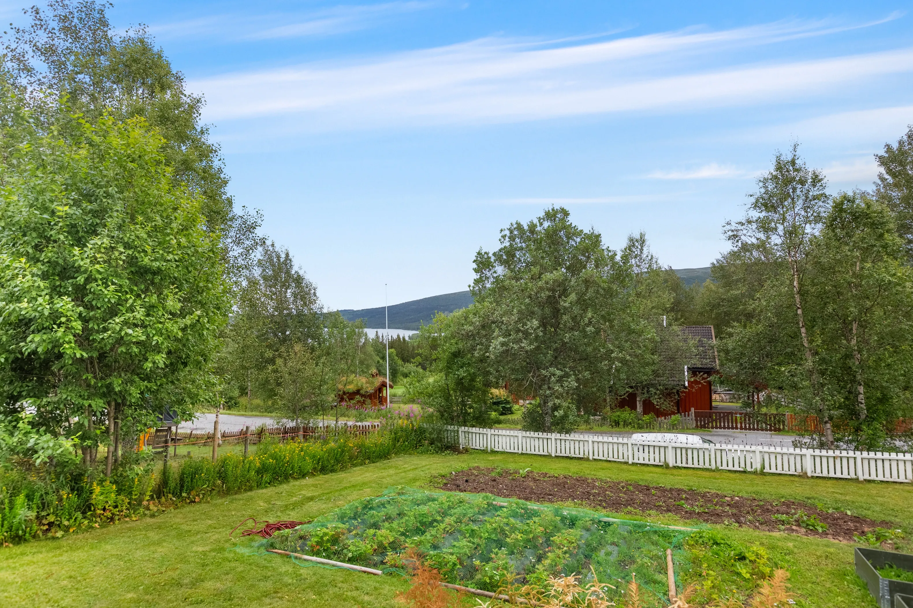 1970s Norwegian House with Solar Garage and Scenic Garden - View image 33 of 47
