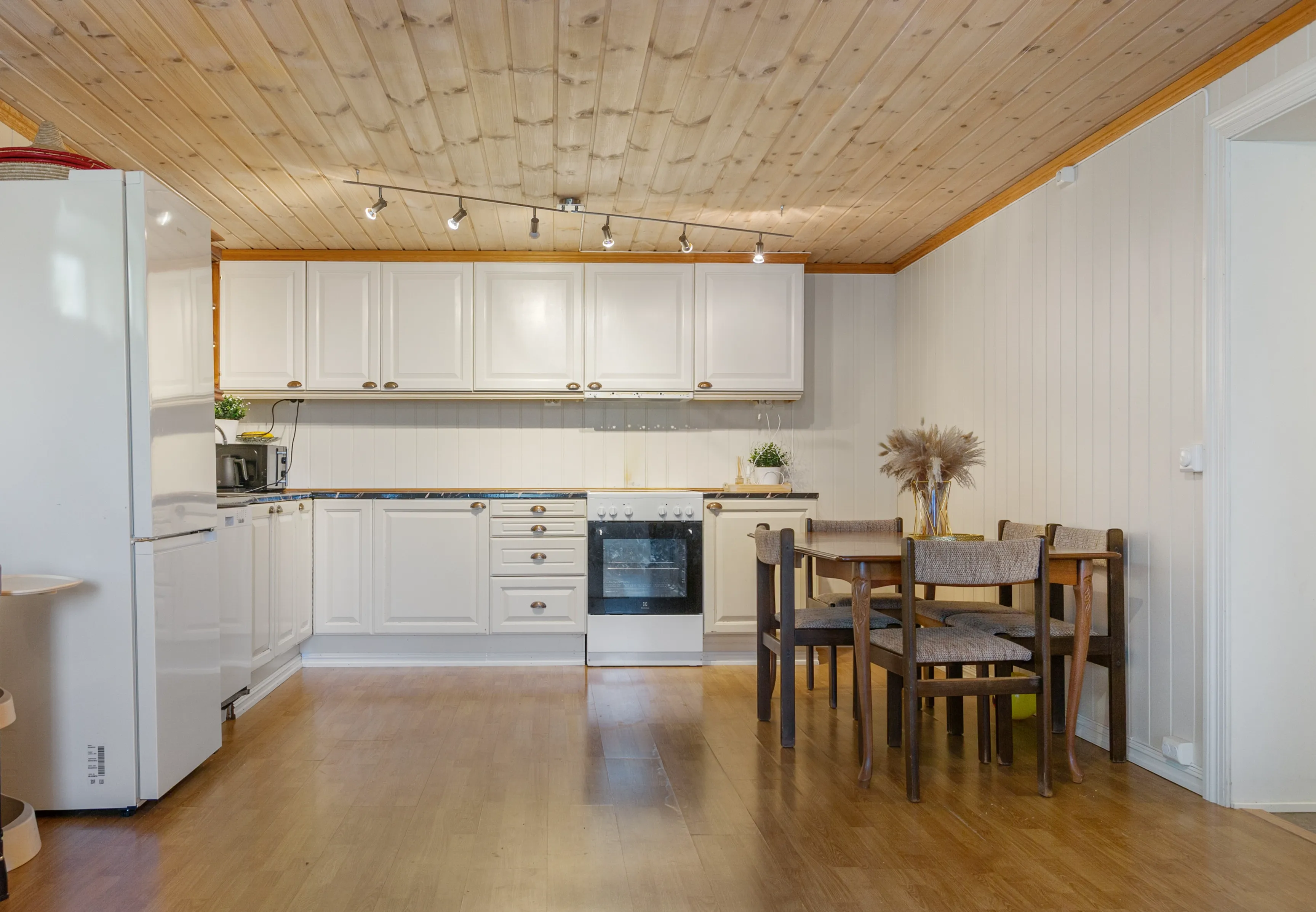 1970s Norwegian House with Solar Garage and Scenic Garden - View image 38 of 47